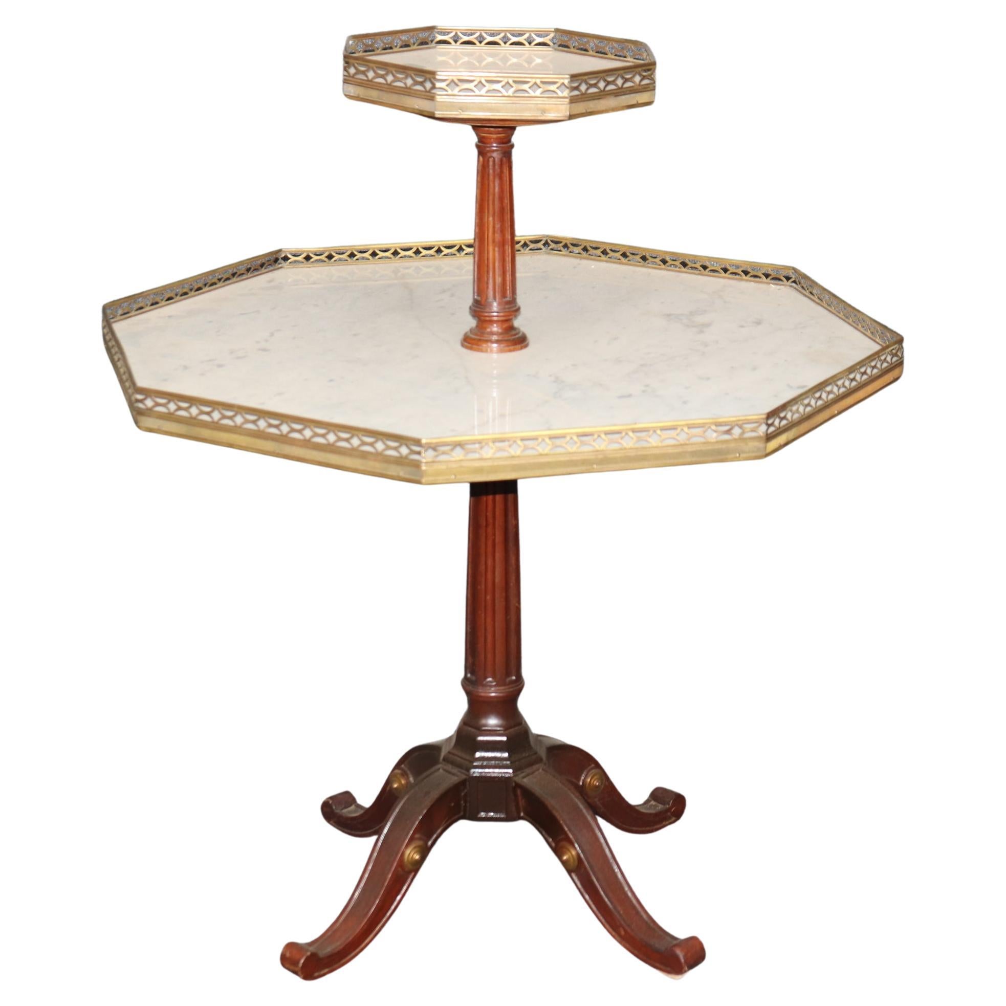 Table à dessert française de style Louis XV en acajou et laiton relié en marbre de Carrare en vente