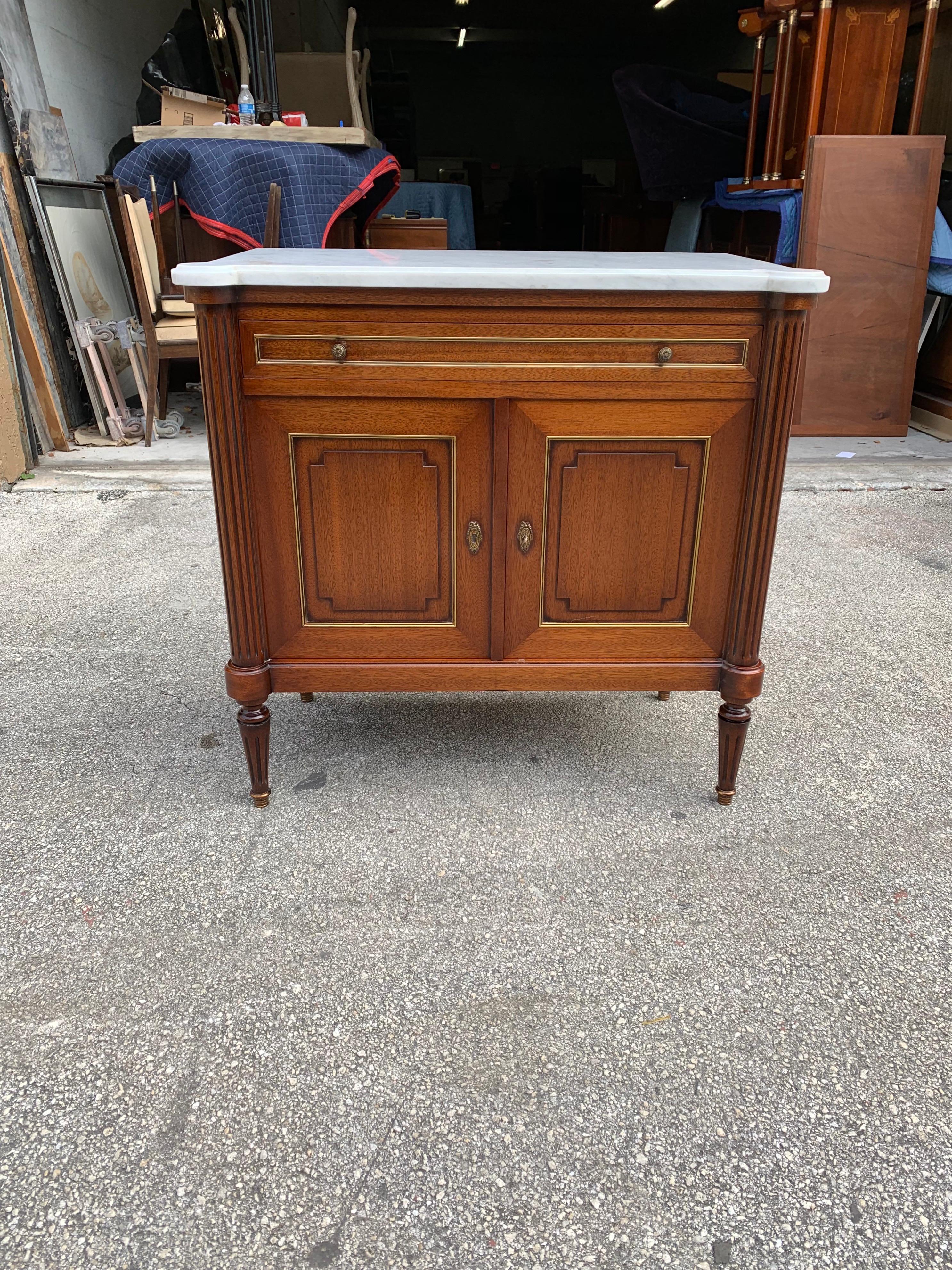 Fine French antique Louis XVI style sideboard or credenza made of mahogany with a beautiful Carrara marble top, the mahogany wood has been finished with a French polished high luster inside and outside. The credenza has 2 doors and 1 drawers, with