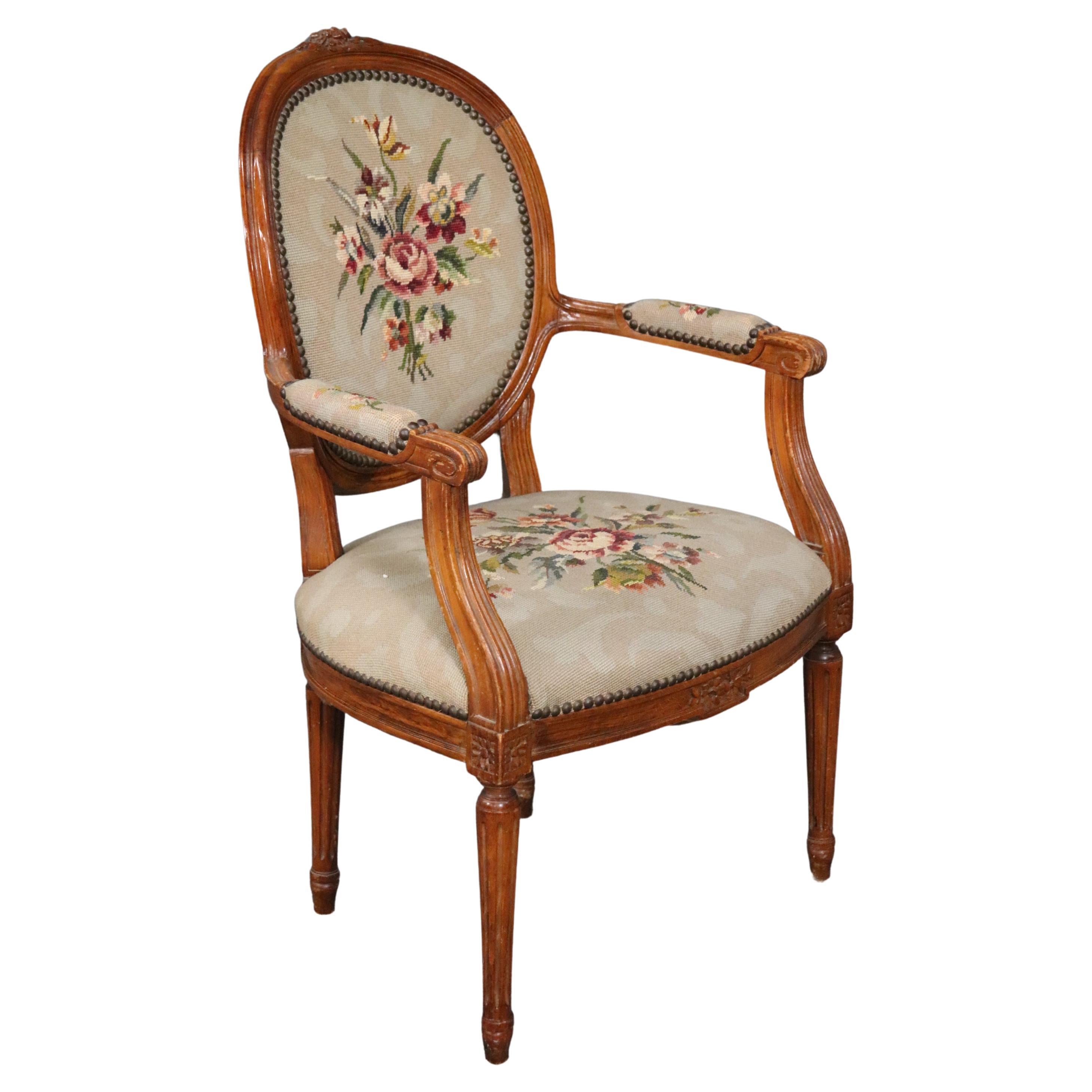 Französischer Louis XVI.-Sessel aus geschnitztem Nussbaumholz mit Gobelinstickerei, um 1940
