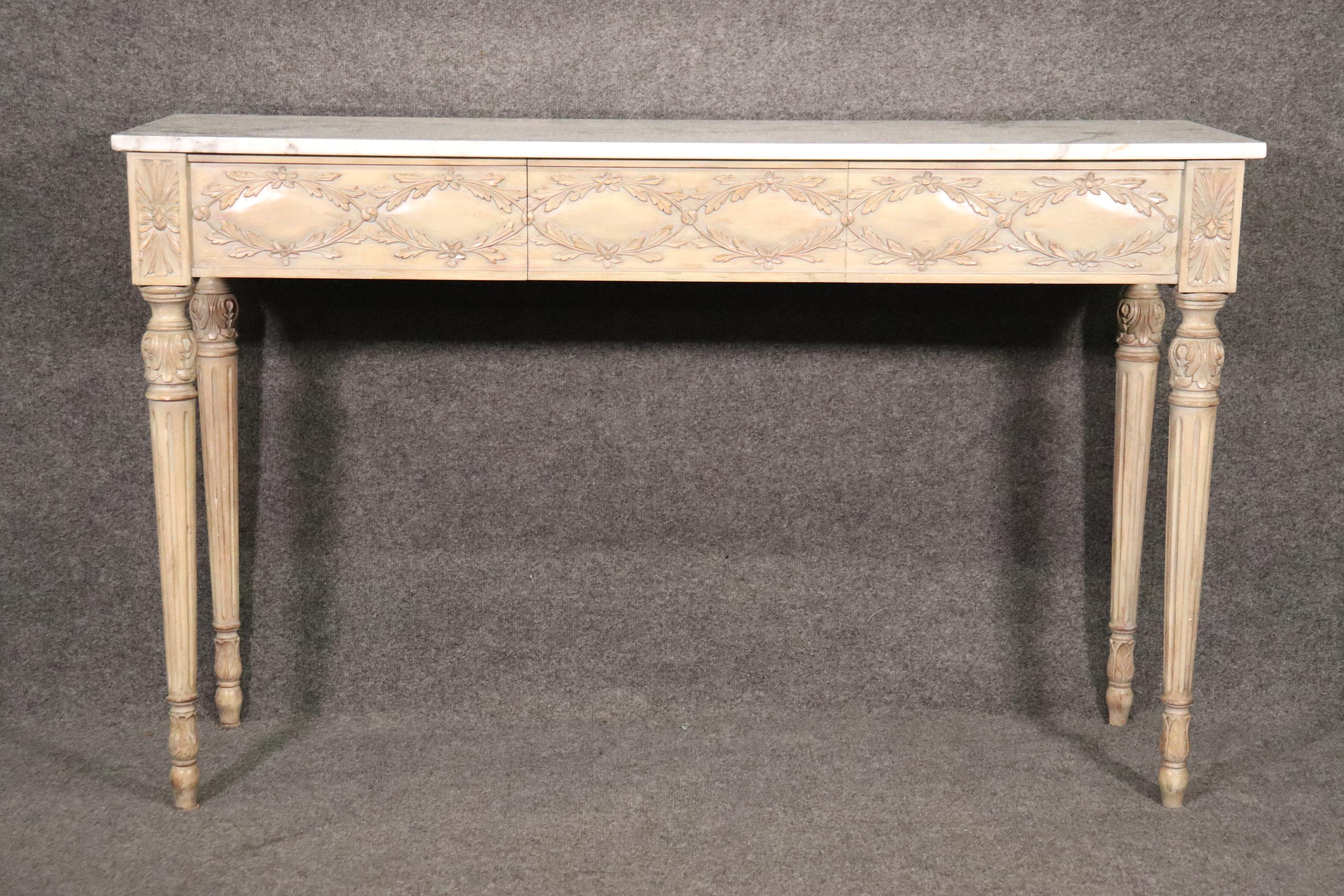Feiner französischer Louis XVI Konsolentisch mit Marmorplatte und glasierter Oberfläche um 1920 (Louis XVI.)