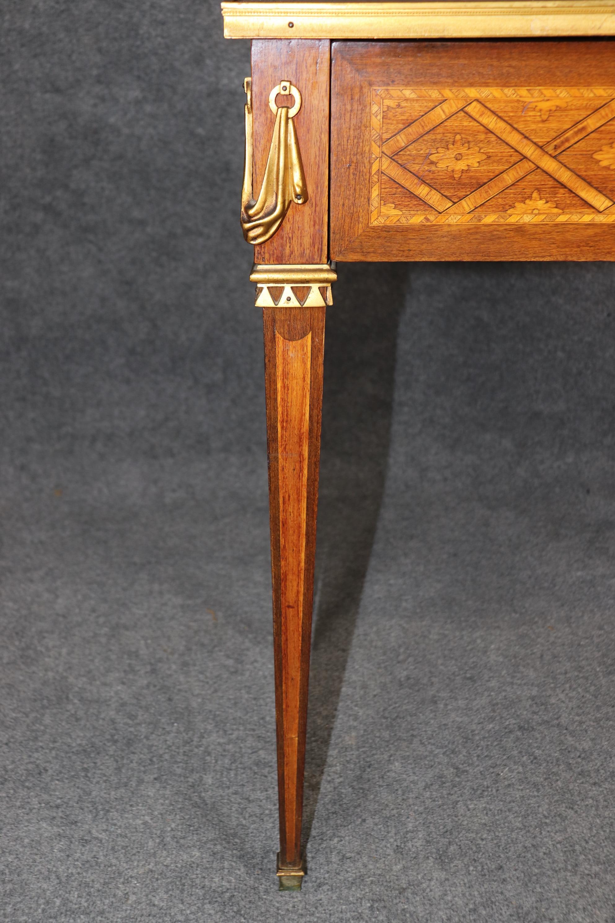 Table d'appoint en marqueterie de bois de tulipier et de bois de roi de style Louis XVI avec bronze en vente 4