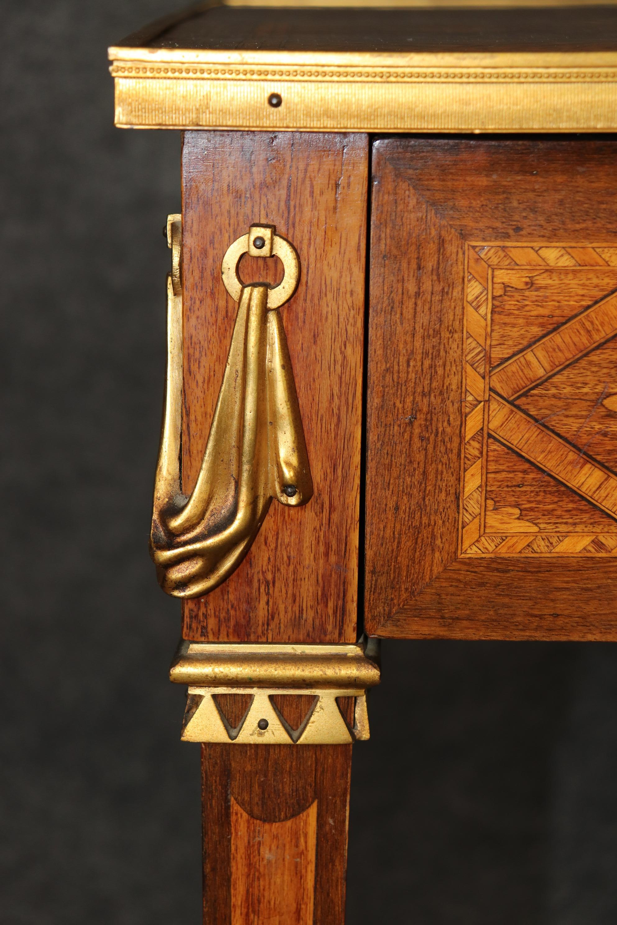 Table d'appoint en marqueterie de bois de tulipier et de bois de roi de style Louis XVI avec bronze en vente 5