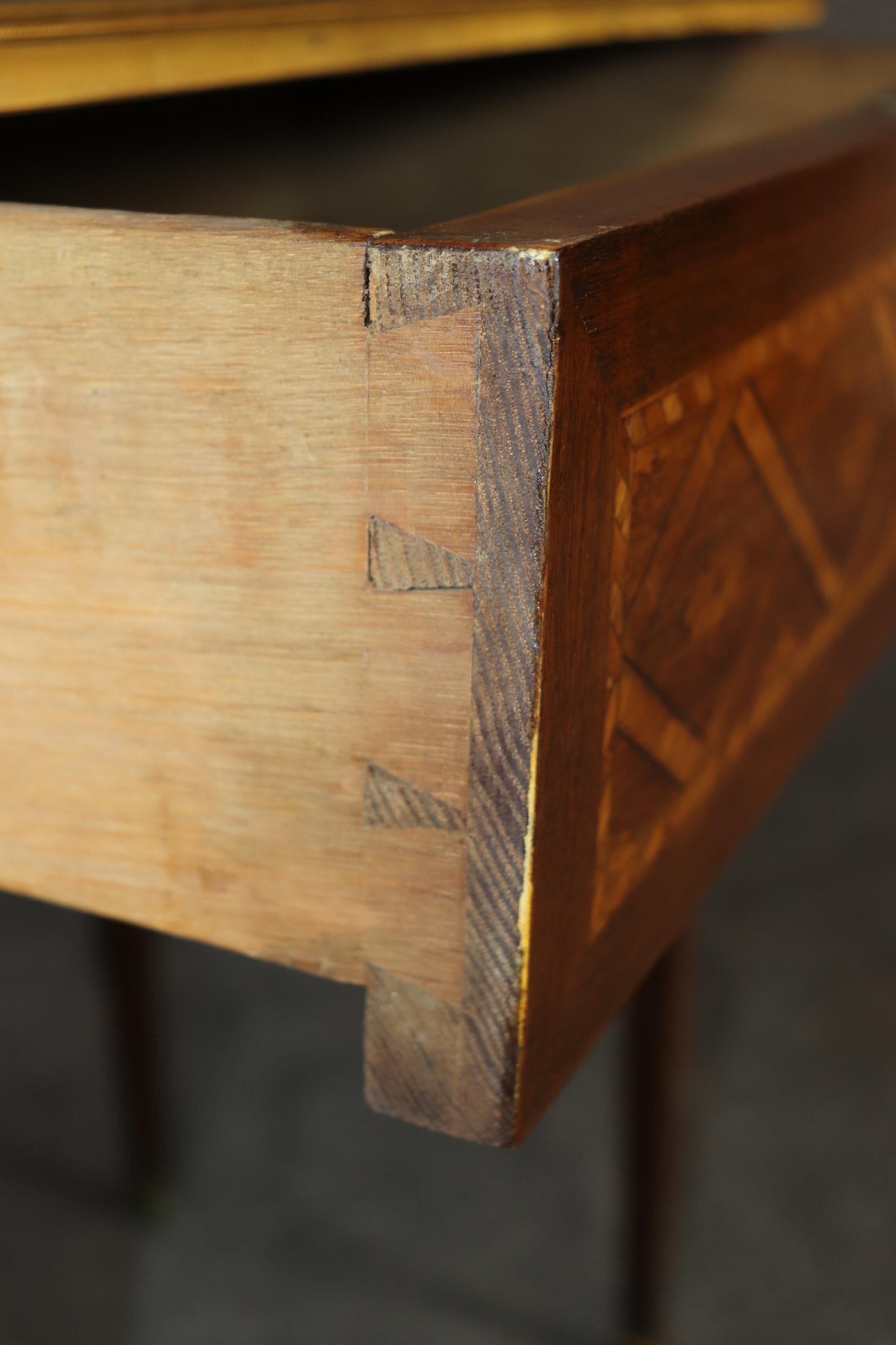 Table d'appoint en marqueterie de bois de tulipier et de bois de roi de style Louis XVI avec bronze en vente 6