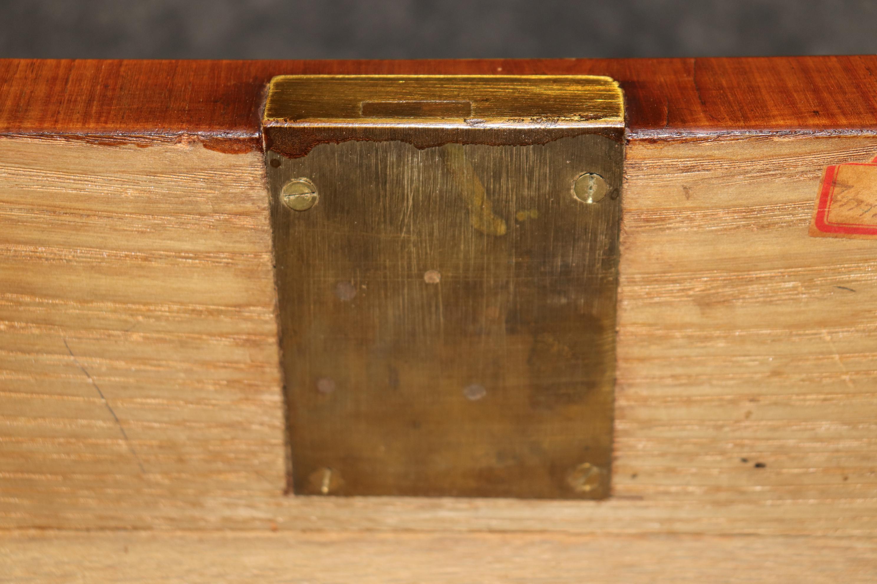 Table d'appoint en marqueterie de bois de tulipier et de bois de roi de style Louis XVI avec bronze en vente 7