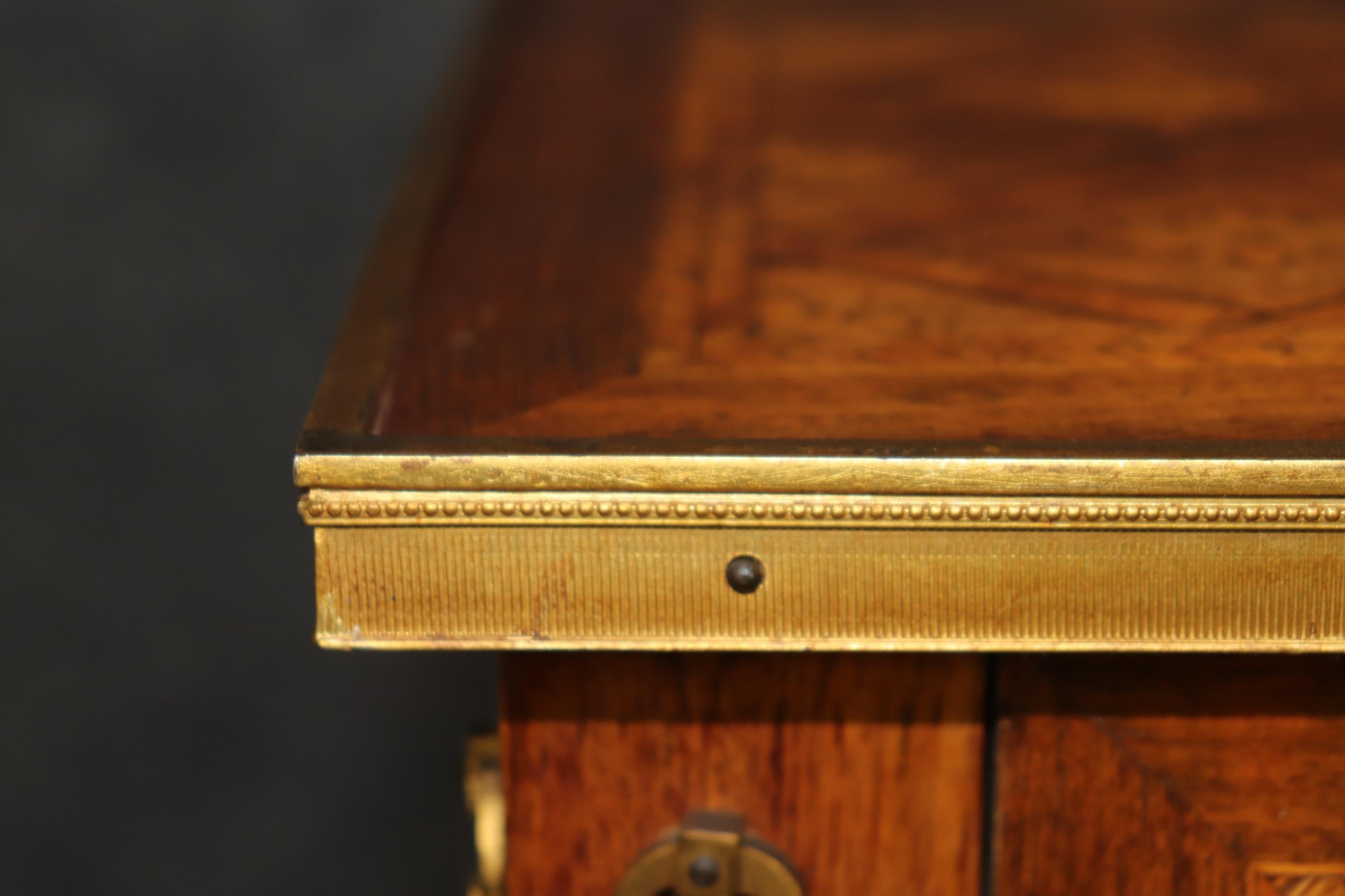 Table d'appoint en marqueterie de bois de tulipier et de bois de roi de style Louis XVI avec bronze en vente 8