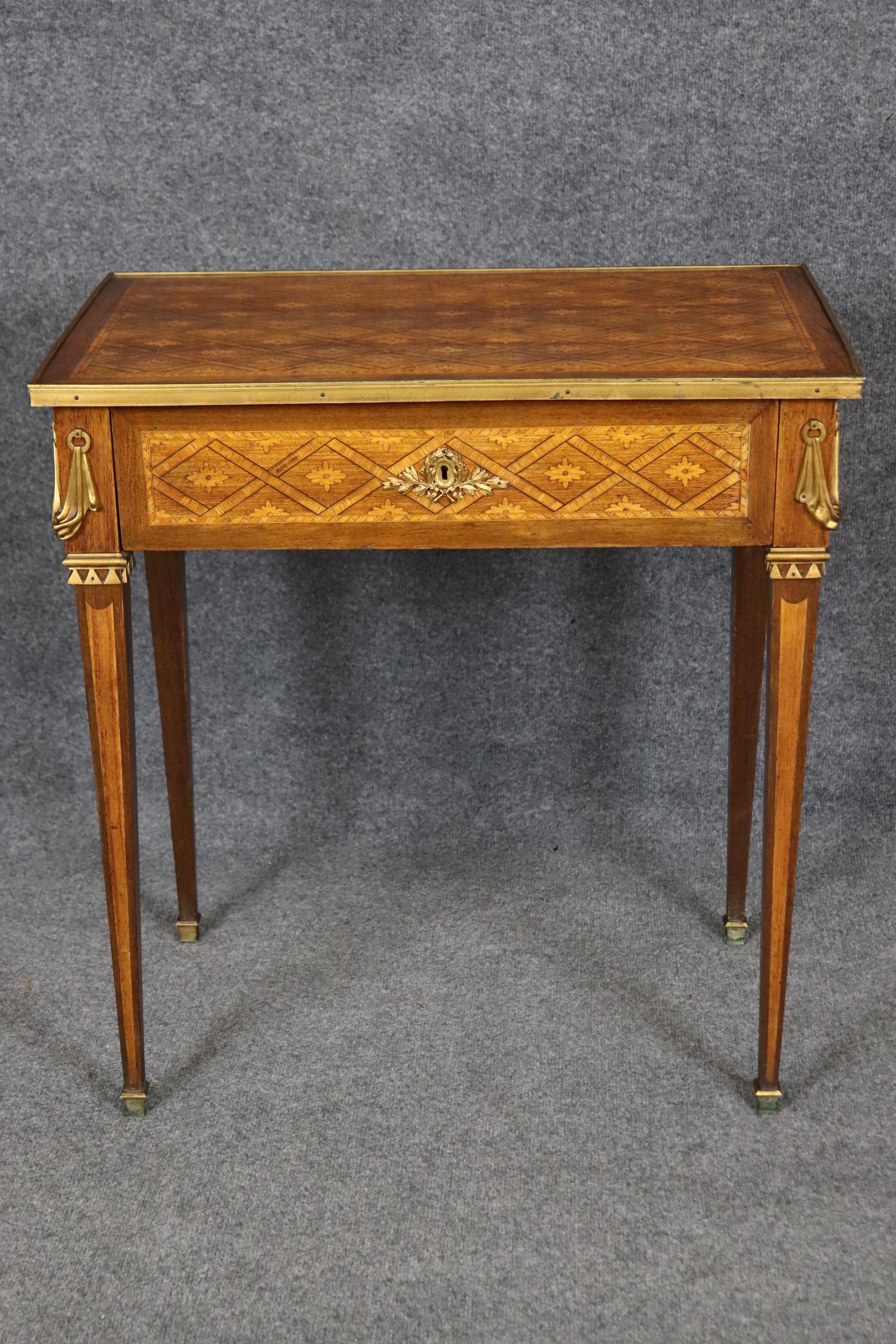 Début du 20ème siècle Table d'appoint en marqueterie de bois de tulipier et de bois de roi de style Louis XVI avec bronze en vente