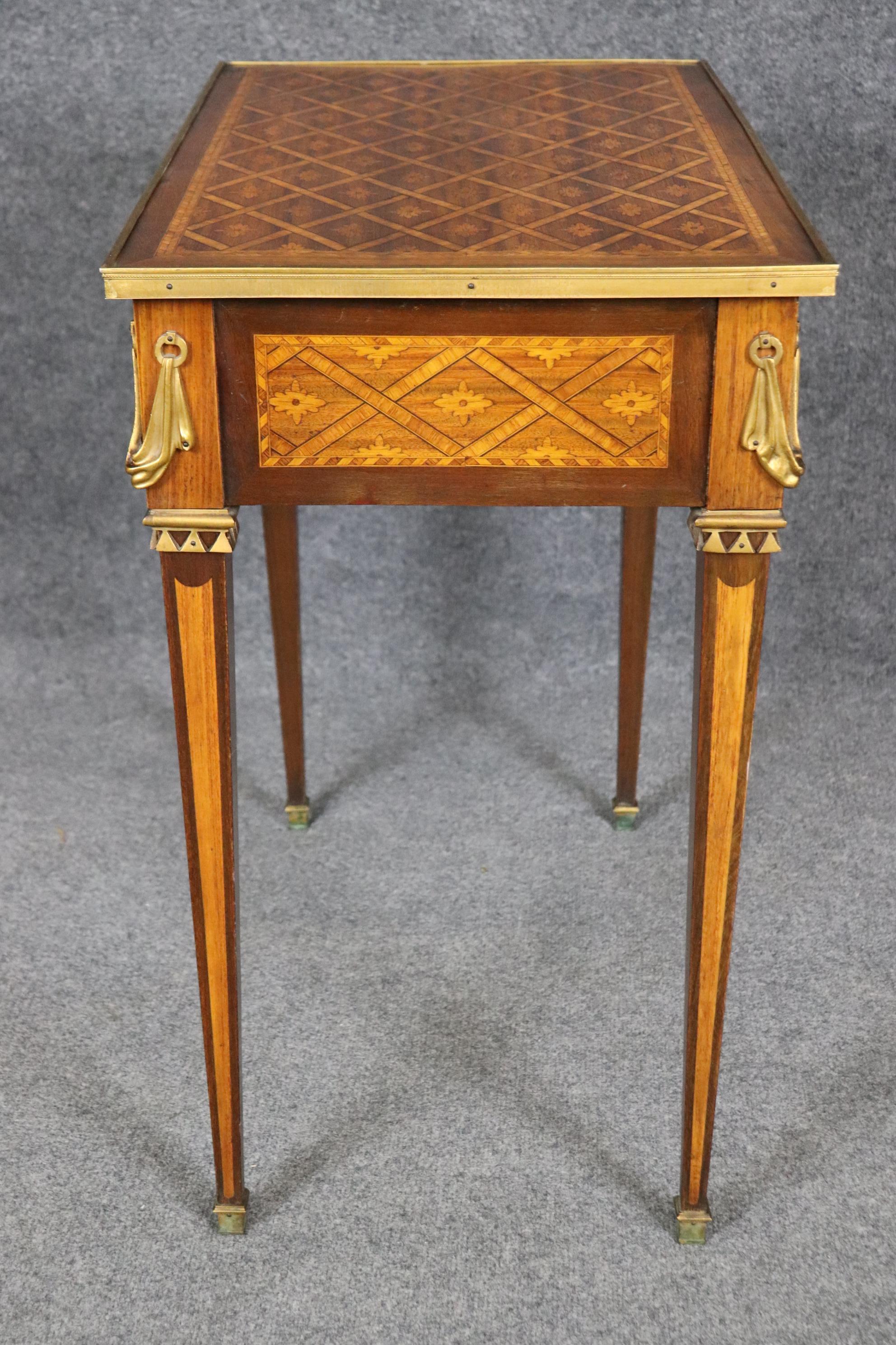 Bronze Table d'appoint en marqueterie de bois de tulipier et de bois de roi de style Louis XVI avec bronze en vente