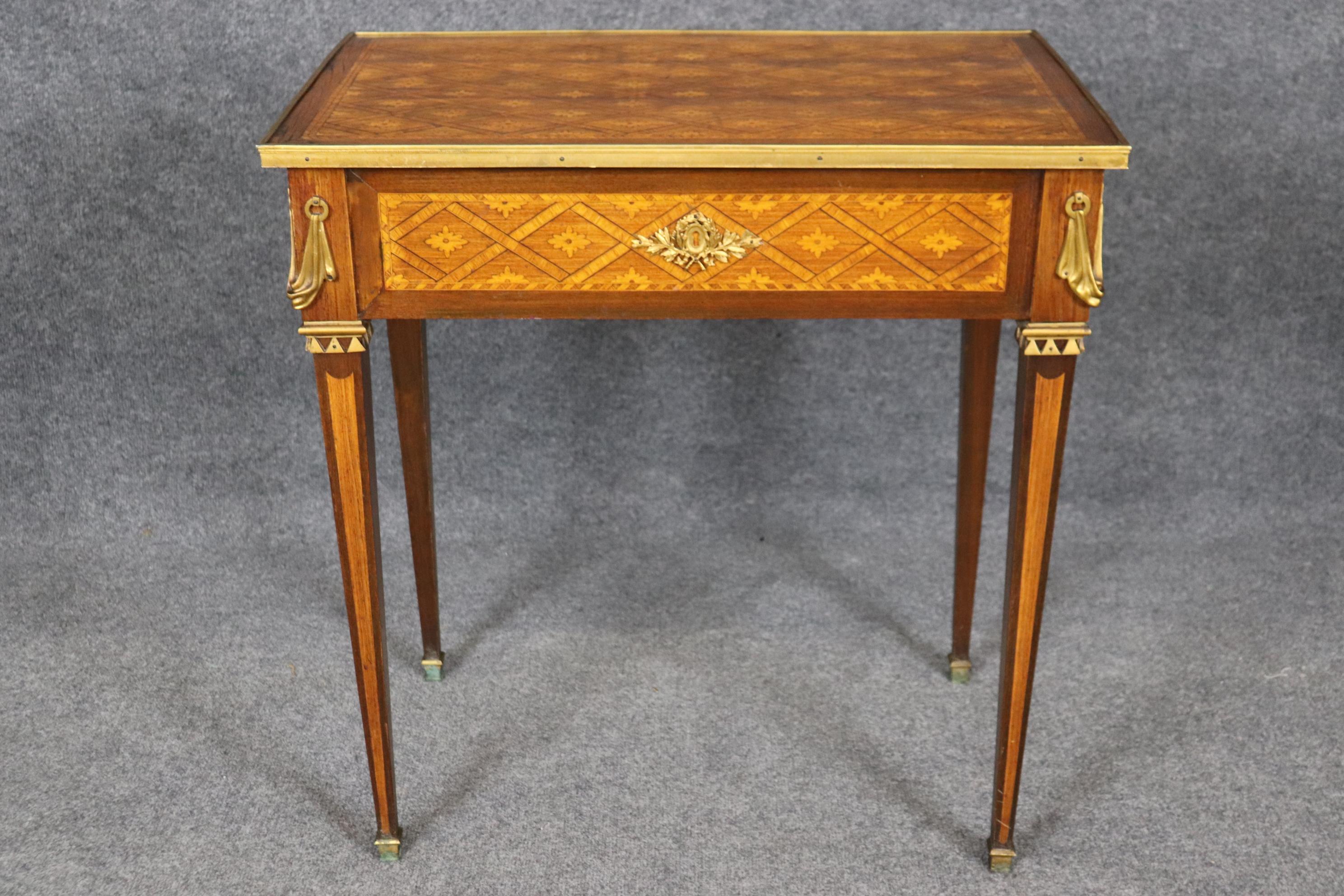 Table d'appoint en marqueterie de bois de tulipier et de bois de roi de style Louis XVI avec bronze en vente 1
