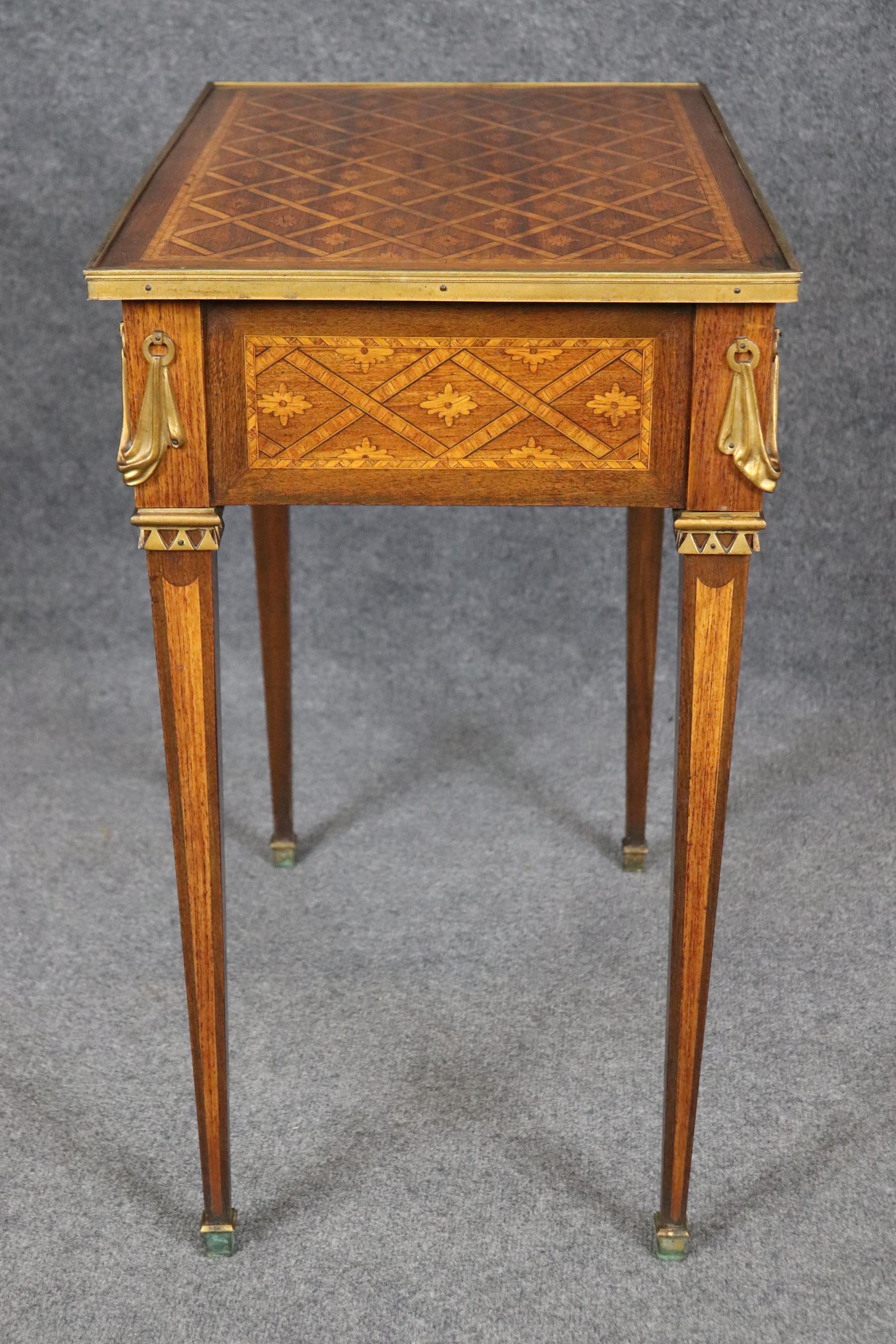 Table d'appoint en marqueterie de bois de tulipier et de bois de roi de style Louis XVI avec bronze en vente 2