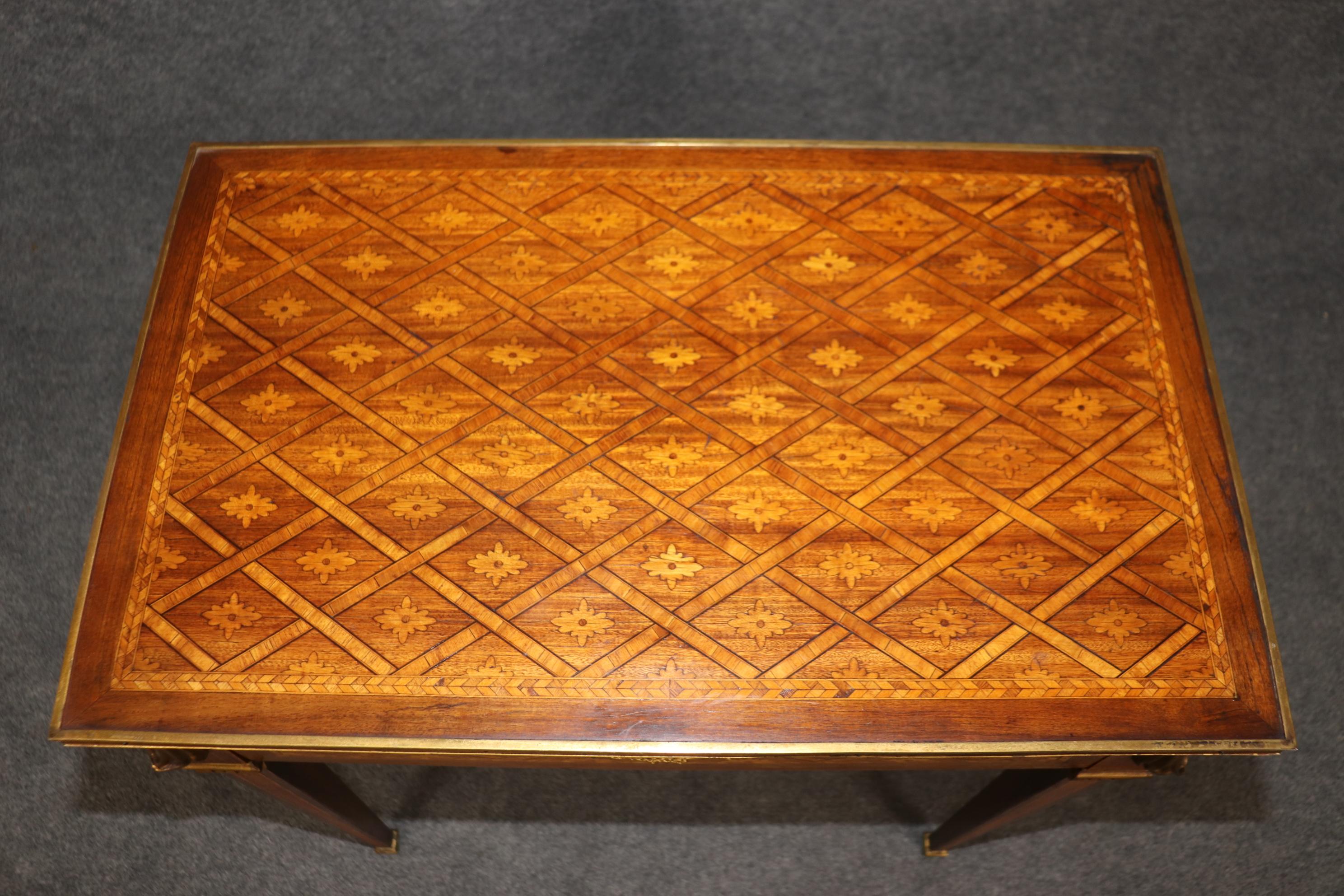 Table d'appoint en marqueterie de bois de tulipier et de bois de roi de style Louis XVI avec bronze en vente 3