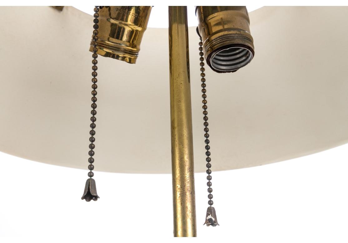 Französische Bouillotte-Lampe aus vergoldeter Bronze im Louis-XVI.-Stil mit Tole-Schirm im Angebot 4