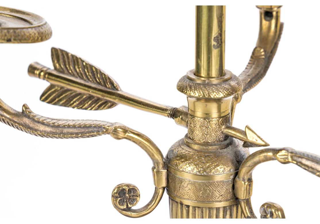 Französische Bouilotte-Lampe im Louis-XVI-Stil aus vergoldeter Bronze mit zwei verstellbaren Lichtern und Zugkettenbedienung. Die Lampe mit drei geschwungenen Armen mit Bobeche und abnehmbaren Wachsschalen, die aus einer gedrehten Fahne ausstrahlen.