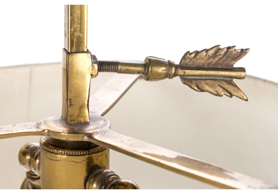 Französische Bouillotte-Lampe aus vergoldeter Bronze im Louis-XVI.-Stil mit Tole-Schirm (Gegossen) im Angebot