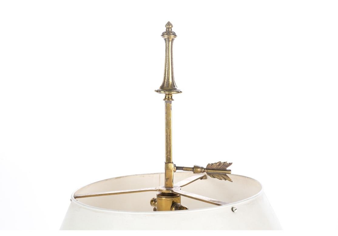 Französische Bouillotte-Lampe aus vergoldeter Bronze im Louis-XVI.-Stil mit Tole-Schirm im Zustand „Starke Gebrauchsspuren“ im Angebot in Bridgeport, CT