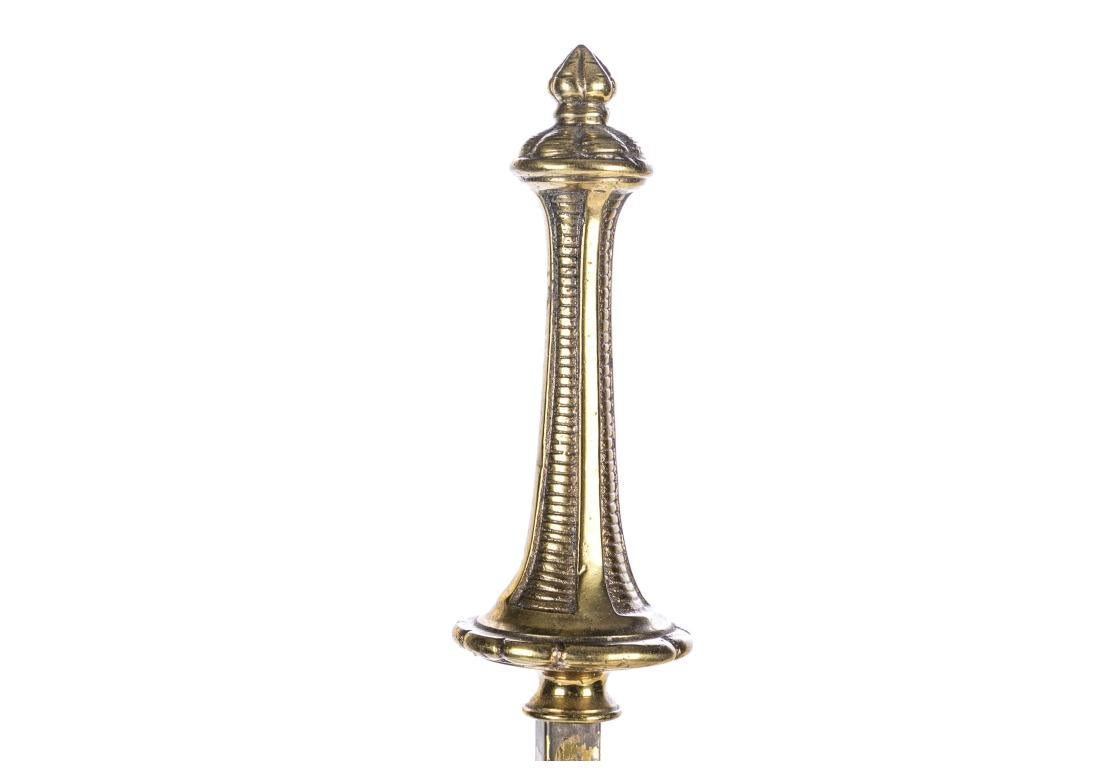 Französische Bouillotte-Lampe aus vergoldeter Bronze im Louis-XVI.-Stil mit Tole-Schirm (20. Jahrhundert) im Angebot