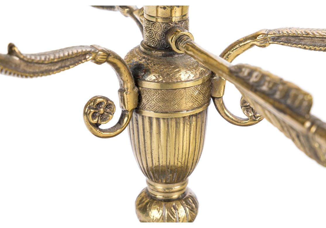 Französische Bouillotte-Lampe aus vergoldeter Bronze im Louis-XVI.-Stil mit Tole-Schirm (Metall) im Angebot