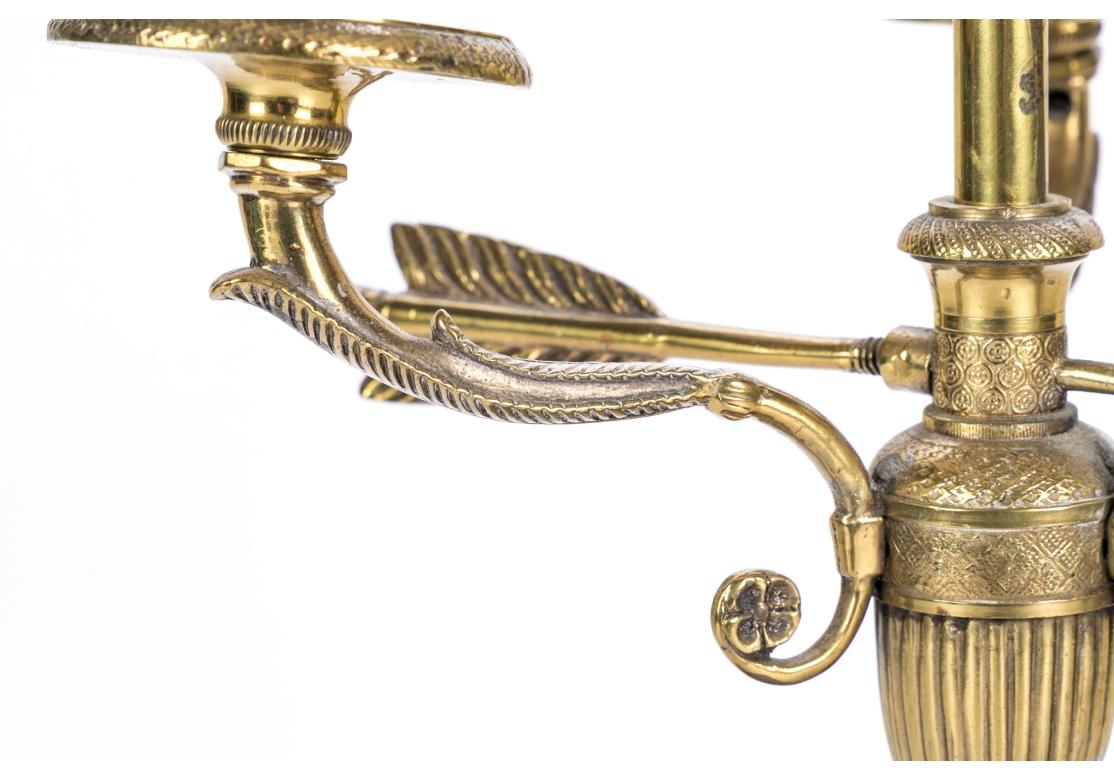 Französische Bouillotte-Lampe aus vergoldeter Bronze im Louis-XVI.-Stil mit Tole-Schirm im Angebot 2