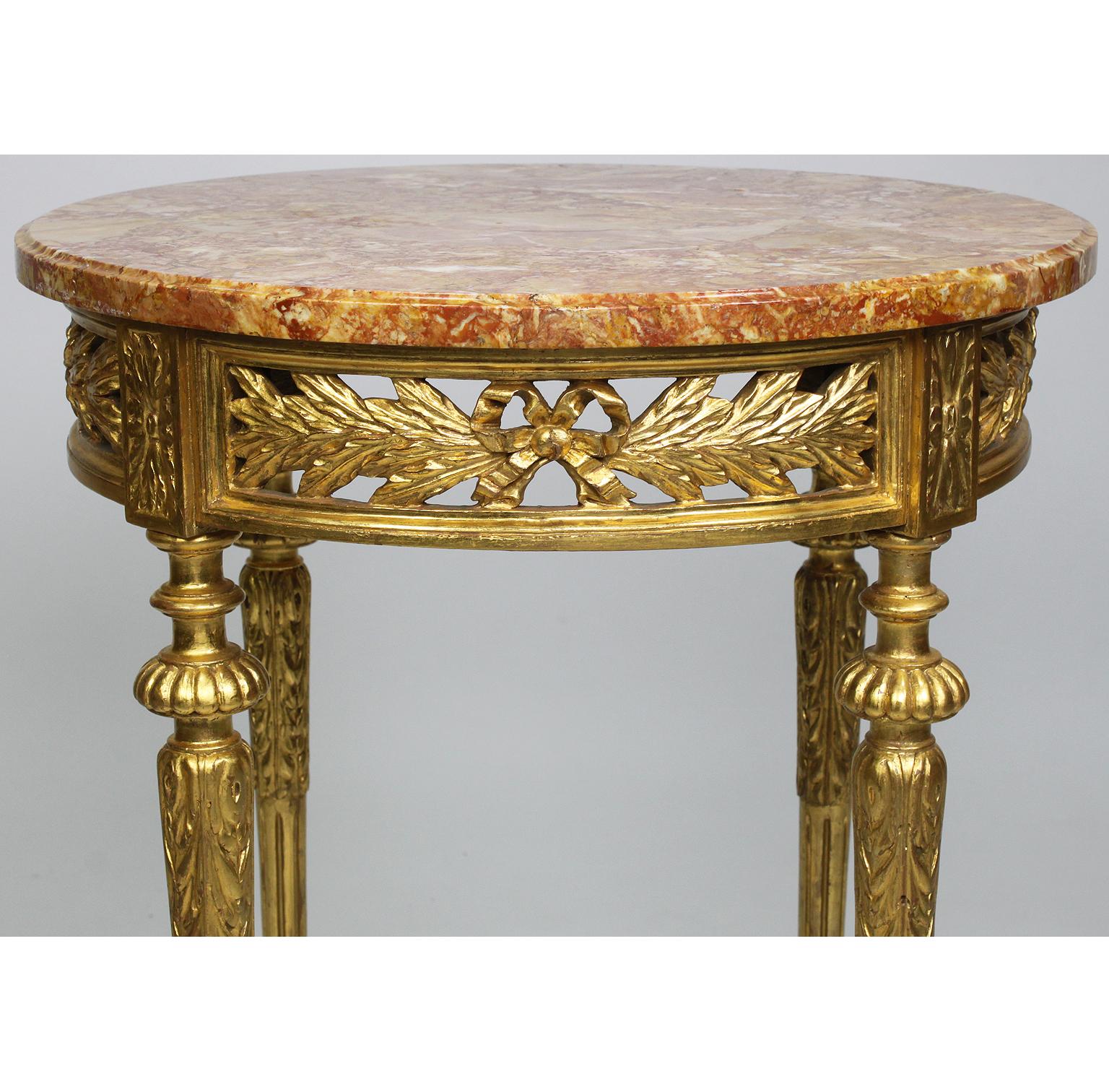 Feiner französischer Louis XVI Stil vergoldetes Holz geschnitzt Guéridon Beistelltisch mit Marmorplatte (Louis XVI.) im Angebot