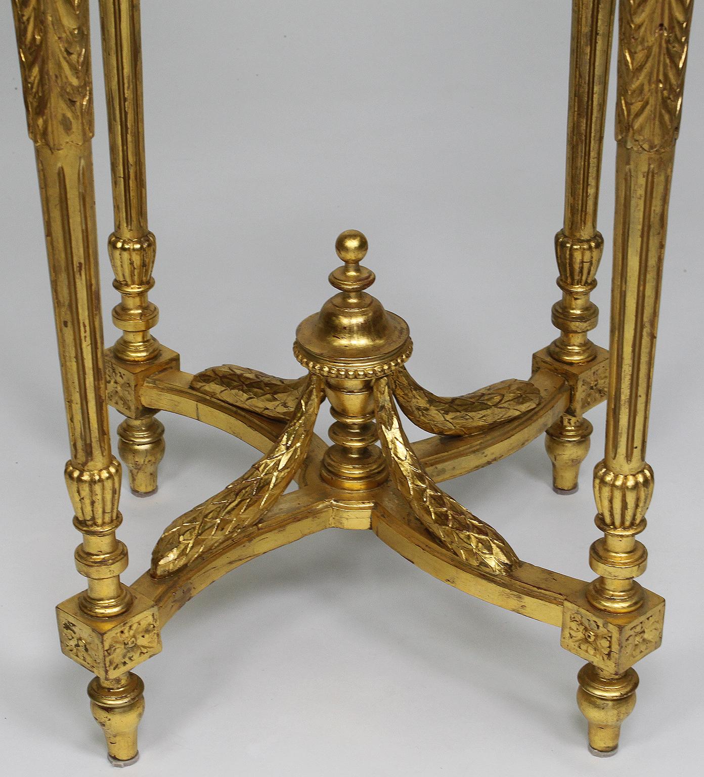 Français Table d'appoint Guéridon en bois sculpté et doré de style Louis XVI avec plateau en marbre en vente