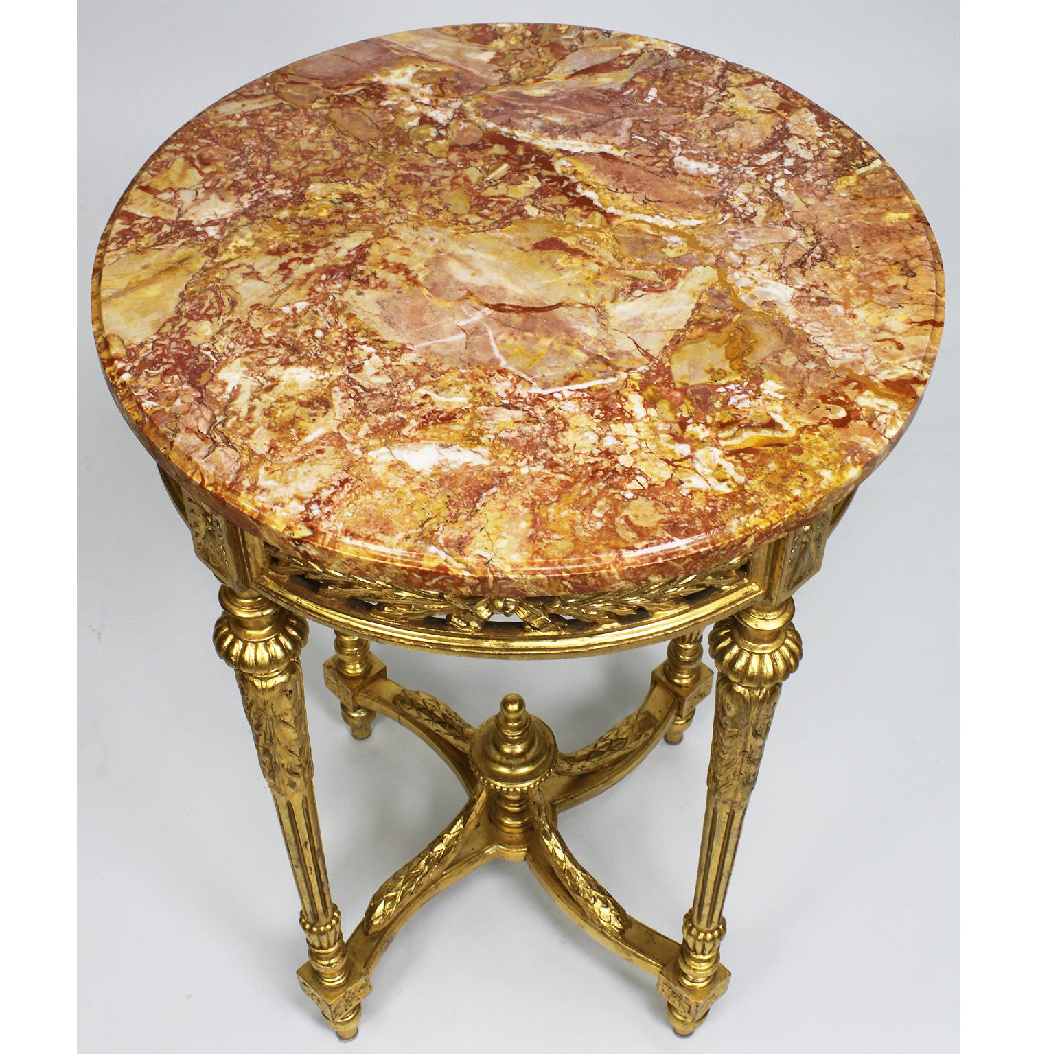Sculpté Table d'appoint Guéridon en bois sculpté et doré de style Louis XVI avec plateau en marbre en vente