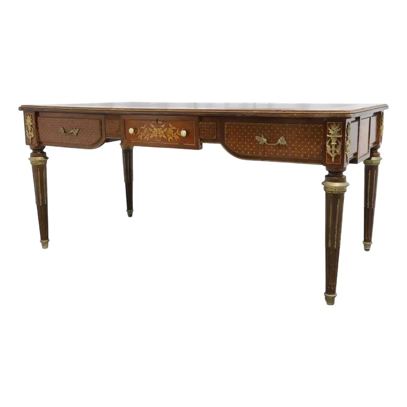 Sconosciuto Raffinata scrivania direzionale francese in stile Luigi XVI con intarsio e piano in pelle in vendita