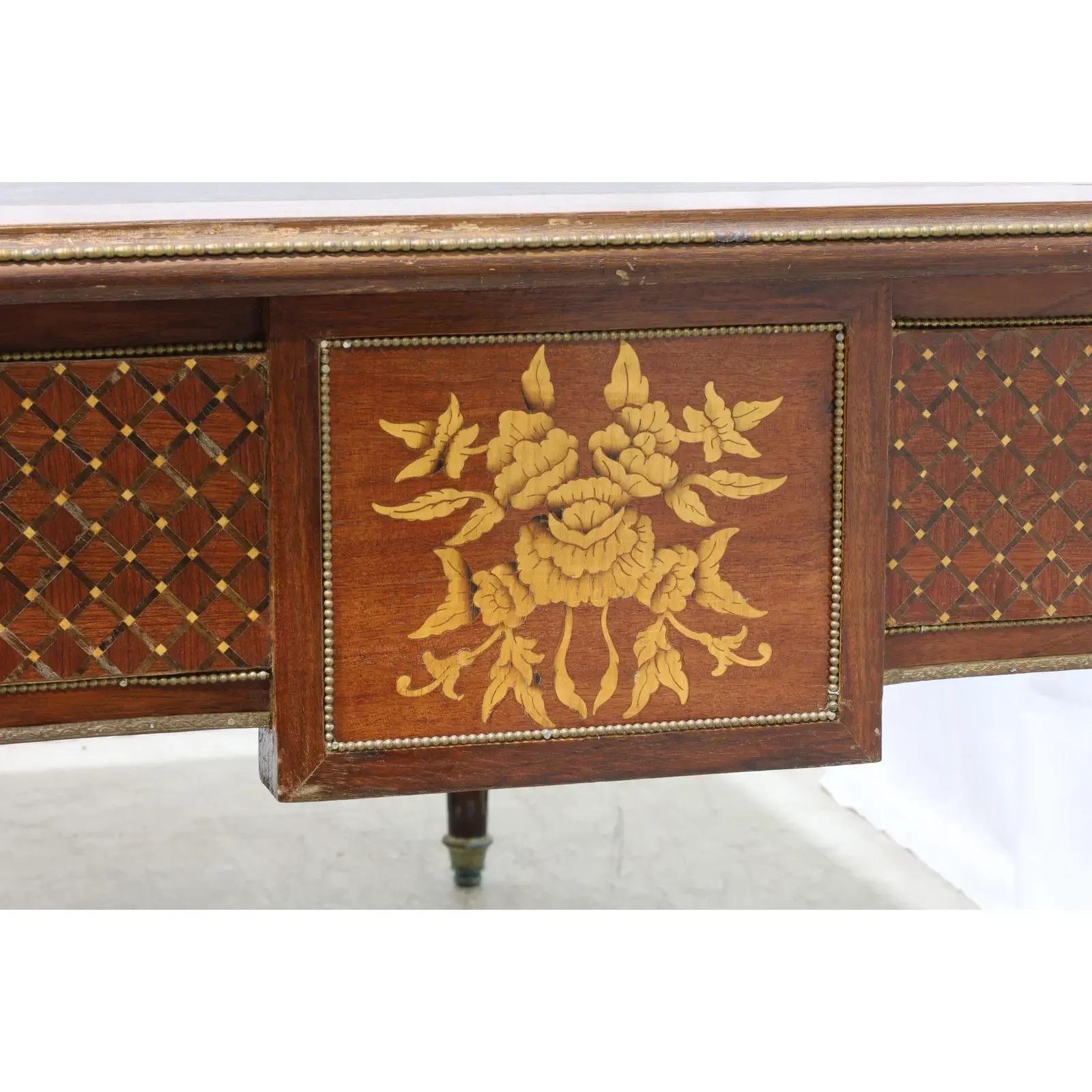XX secolo Raffinata scrivania direzionale francese in stile Luigi XVI con intarsio e piano in pelle in vendita