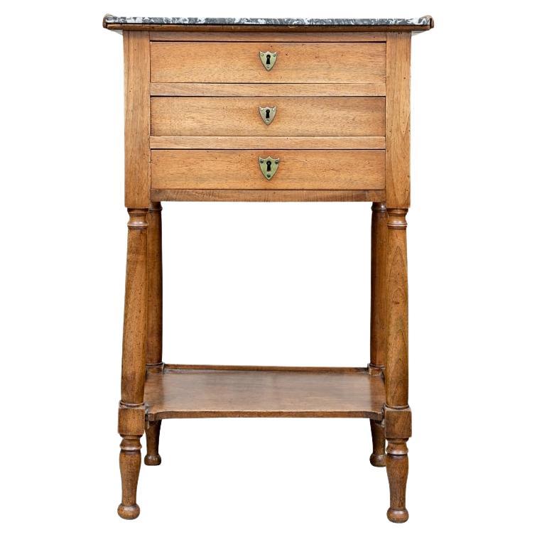 Table d'appoint française de style Louis XVI à trois tiroirs avec plateau en marbre  en vente