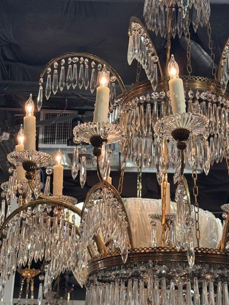 Français Lustre français Maison Jansen en bronze doré et cristal en vente