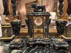 Reloj de chimenea y guarniciones de mármol y bronce franceses D.C. Mougin