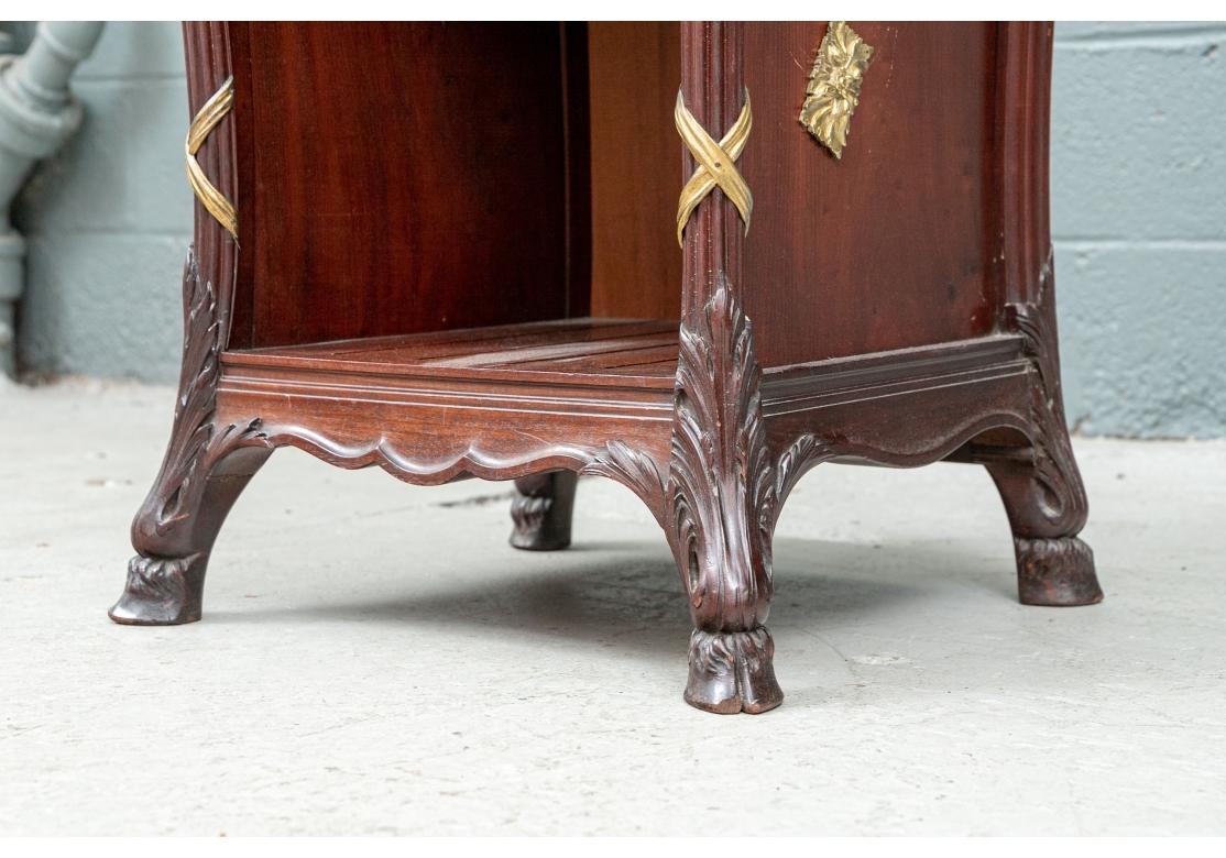 Fine French Marble Top Vitrine Cabinet in vendita 4