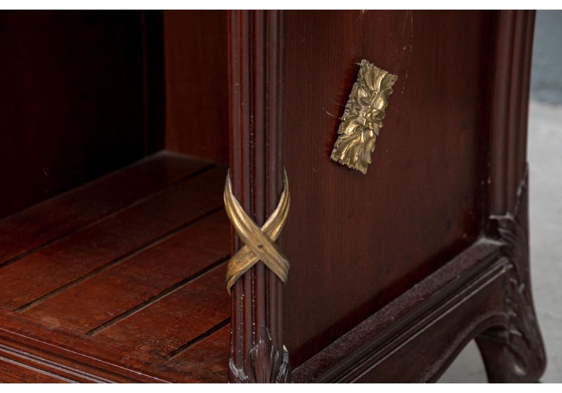 Fine French Marble Top Vitrine Cabinet in vendita 10