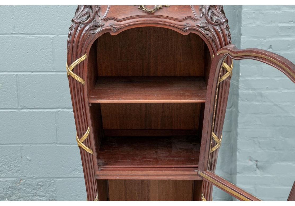 Fine French Marble Top Vitrine Cabinet In condizioni deteriorate in vendita a Bridgeport, CT