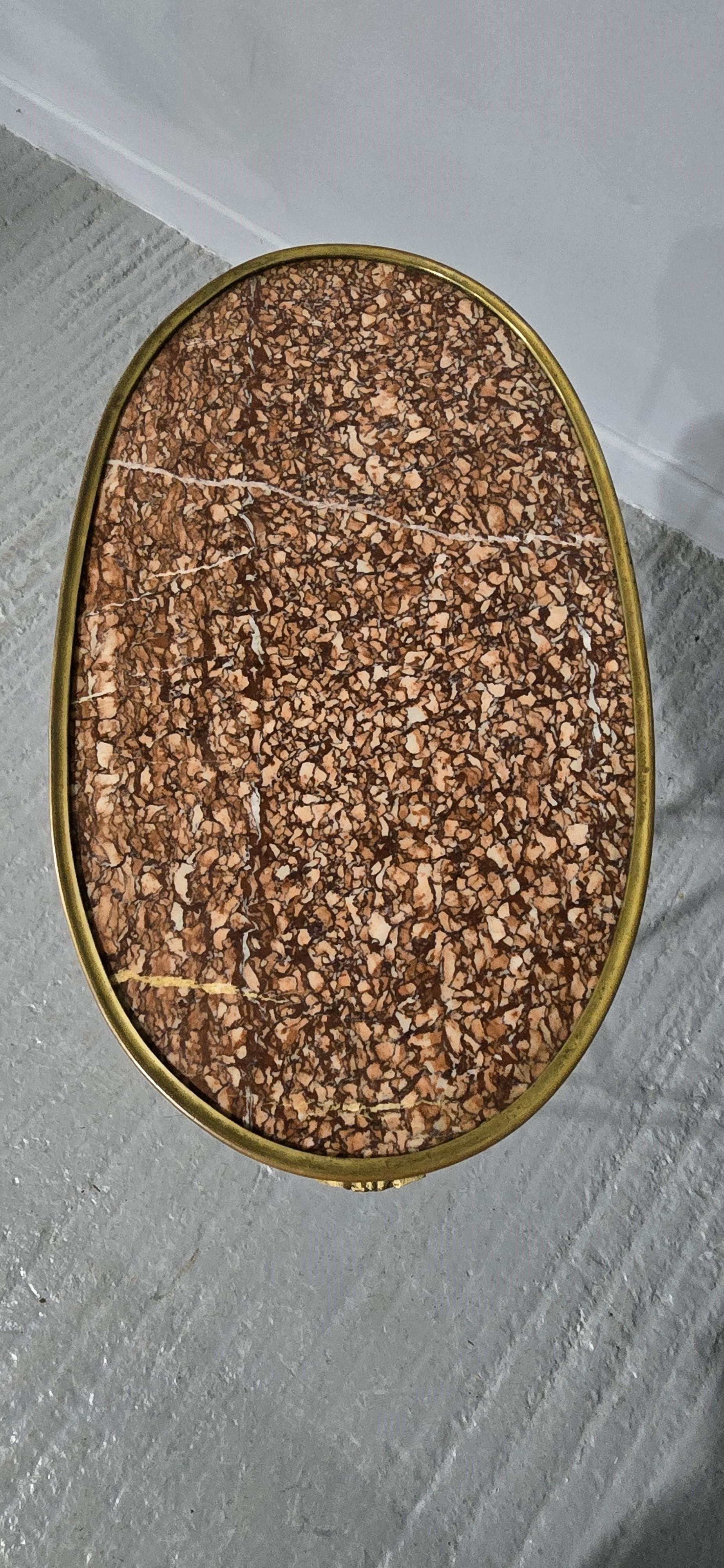 Gueridon francese di pregio ricoperto di marmo in vendita 3