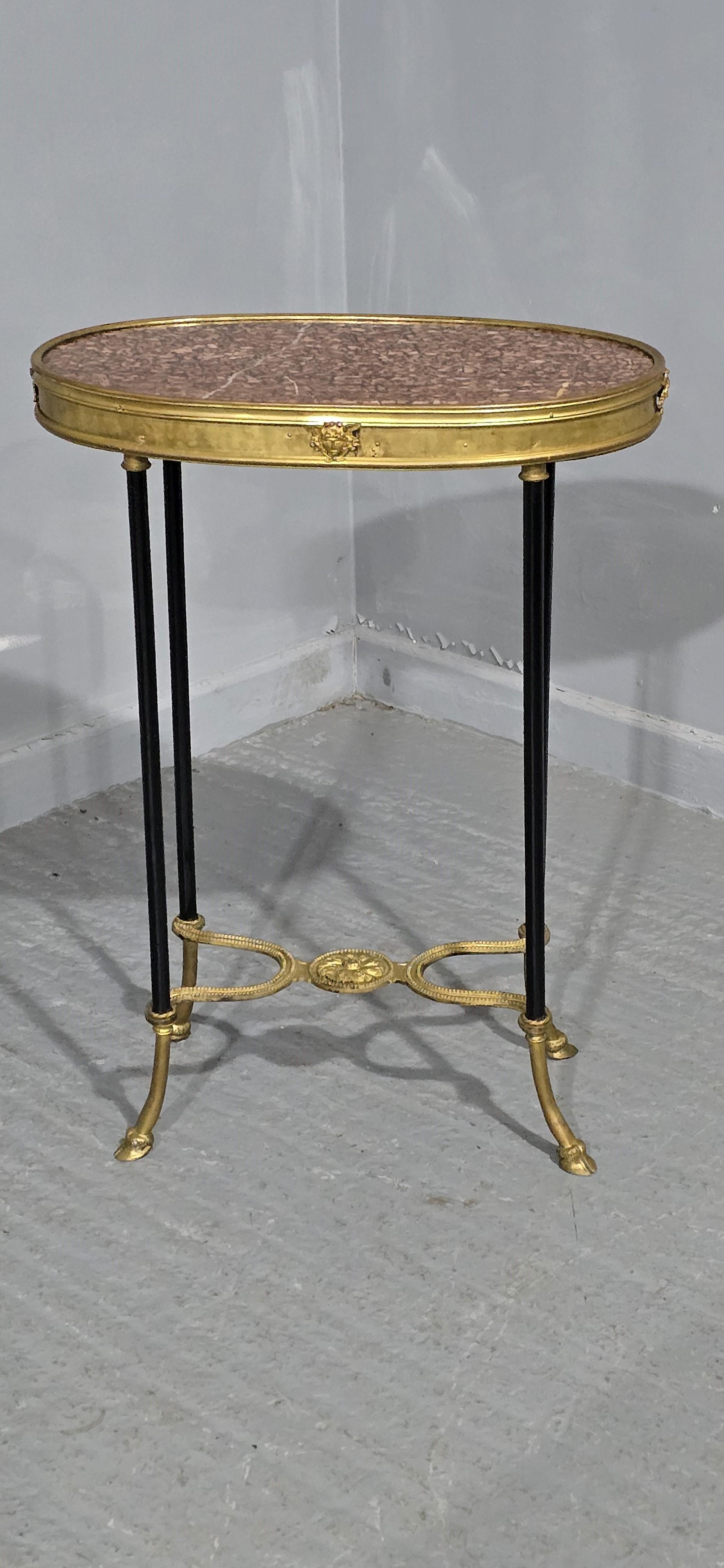 Tavolo gueridon francese fin de siècle in ormolu, piano in marmo ovale rouge con bordo in ottone dorato con quattro maschere, gambe in ferro verniciato nero e sabot a zoccolo, nel complesso in ottime condizioni.

Altezza 30
Larghezza 22
Profondità