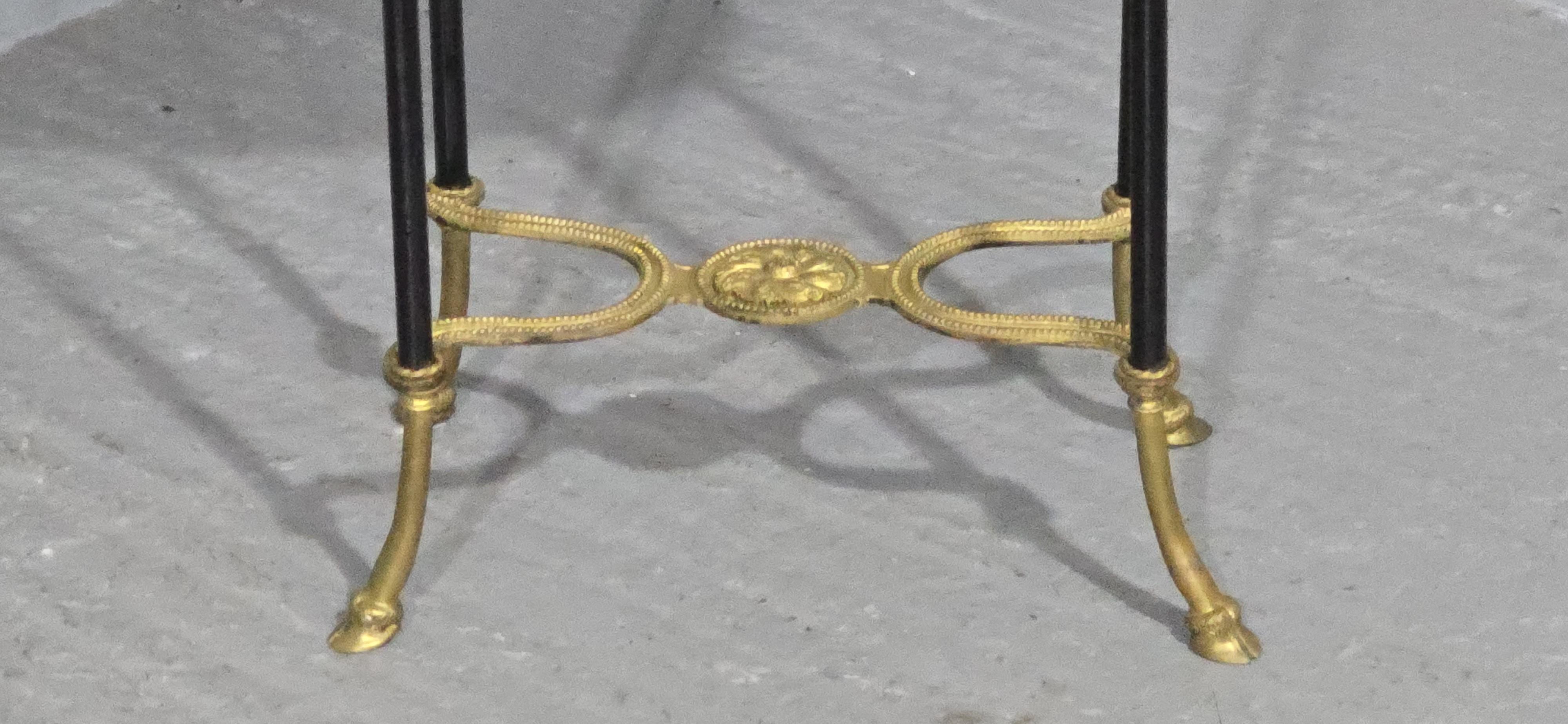 Stile provenzale Gueridon francese di pregio ricoperto di marmo in vendita