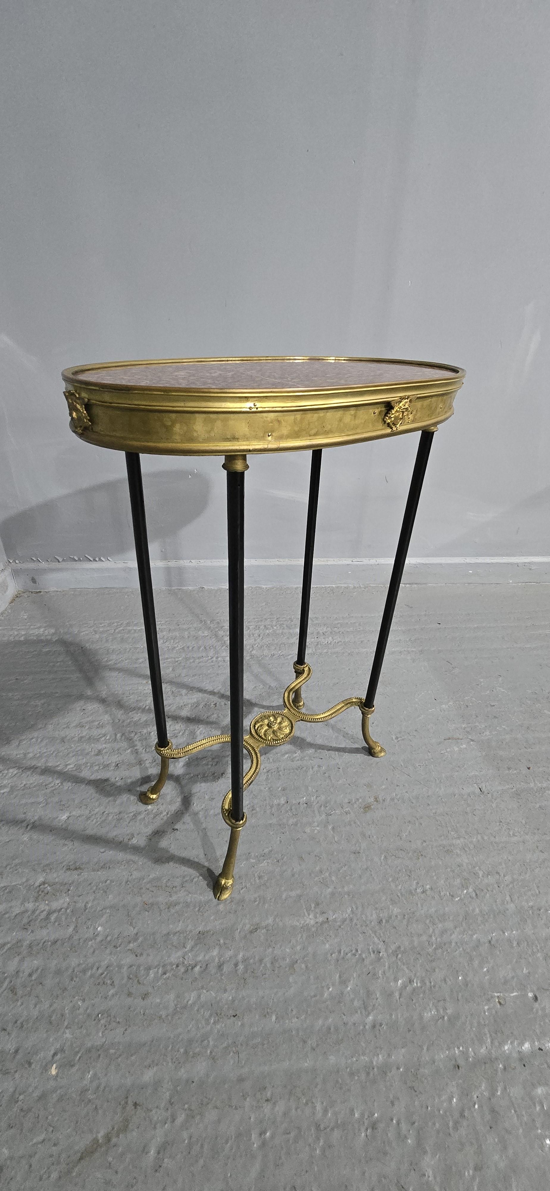 XIX secolo Gueridon francese di pregio ricoperto di marmo in vendita