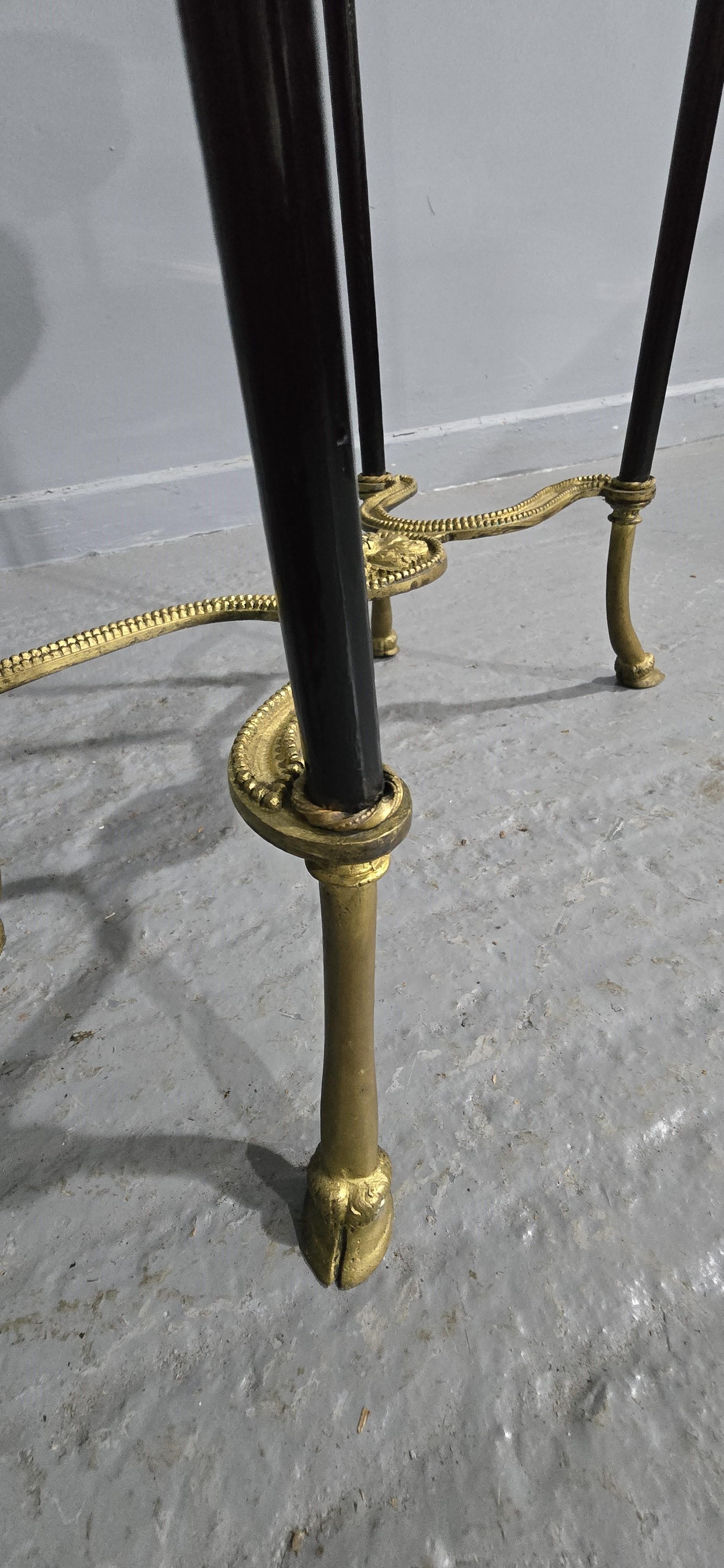 Gueridon francese di pregio ricoperto di marmo in vendita 1