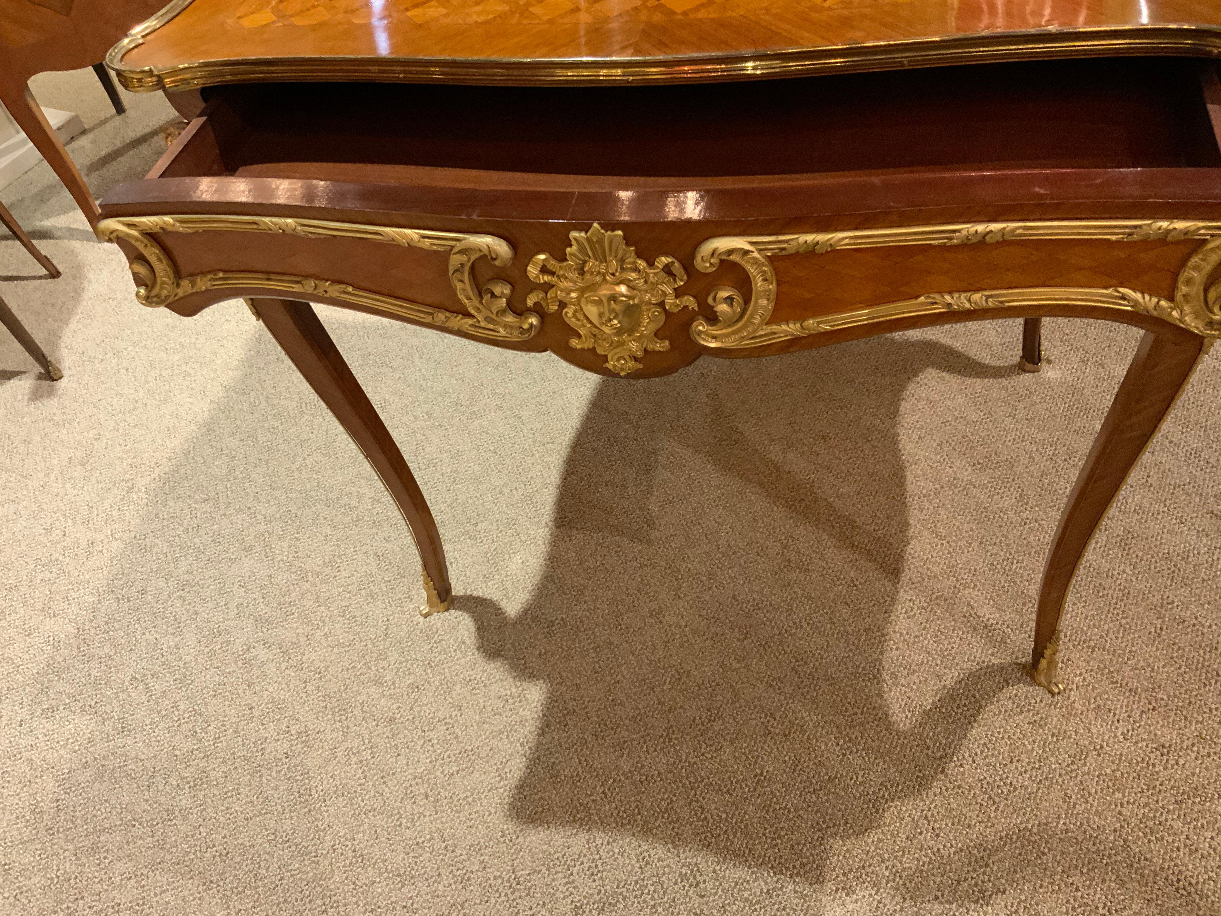 Beistelltisch mit französischer Intarsienarbeit und vergoldeten Bronzebeschlägen im Louis-XVI-Stil (Marketerie) im Angebot