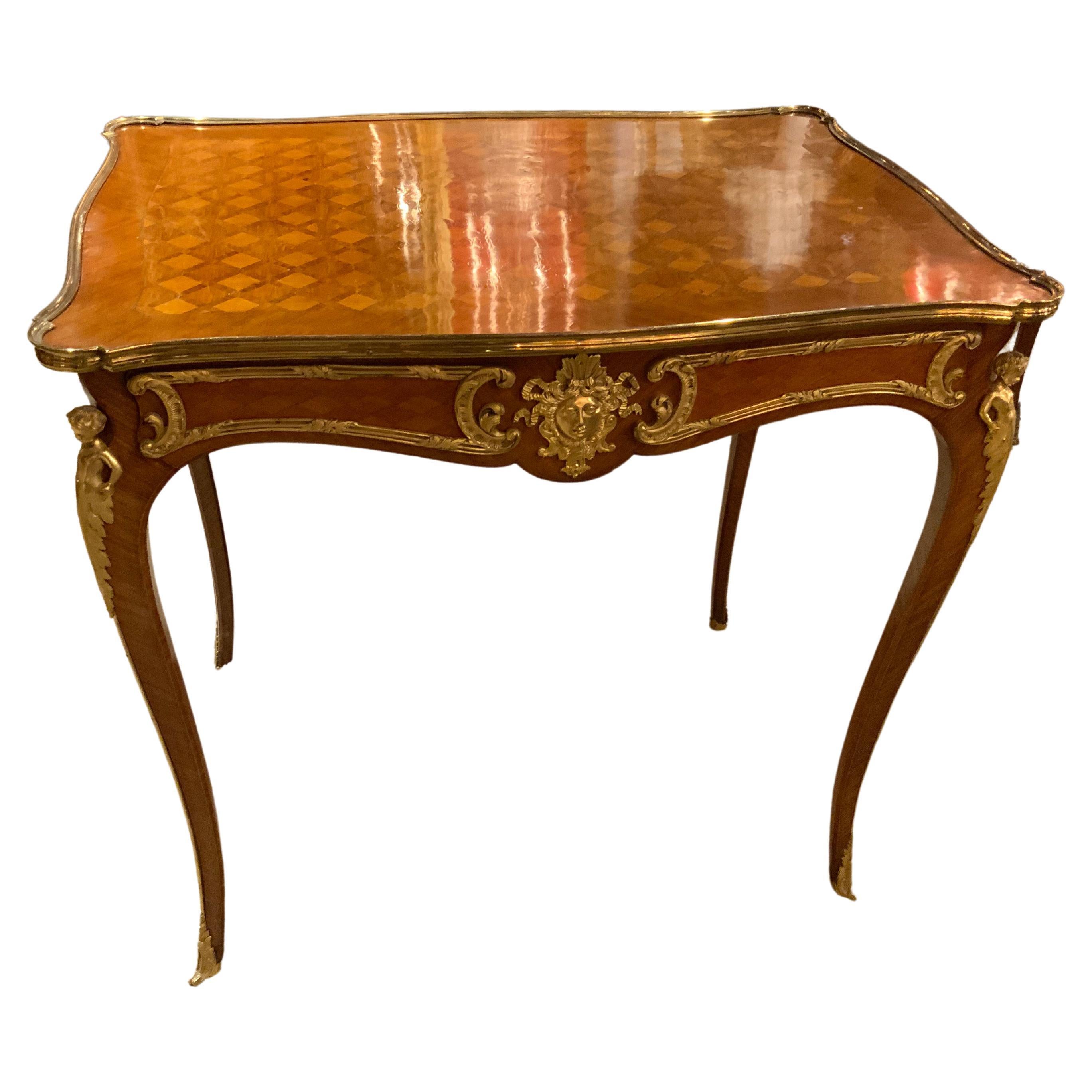Fina mesa auxiliar francesa de marquetería con monturas de bronce dorado, estilo Luis XVI