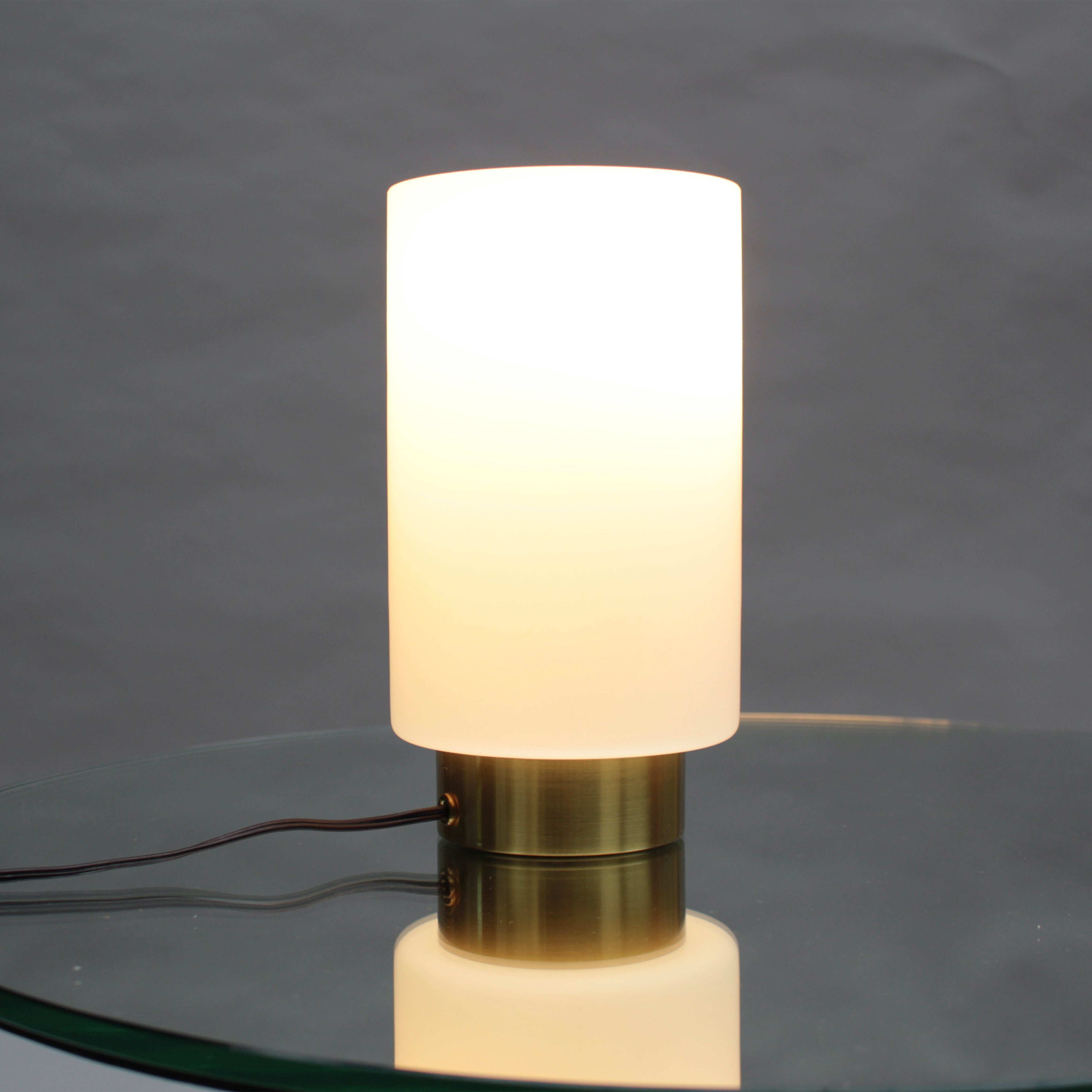 Jean Perzel - Lampe de table française des années 1960, avec une base en bronze qui soutient l'abat-jour cylindrique en verre émaillé.
Signé