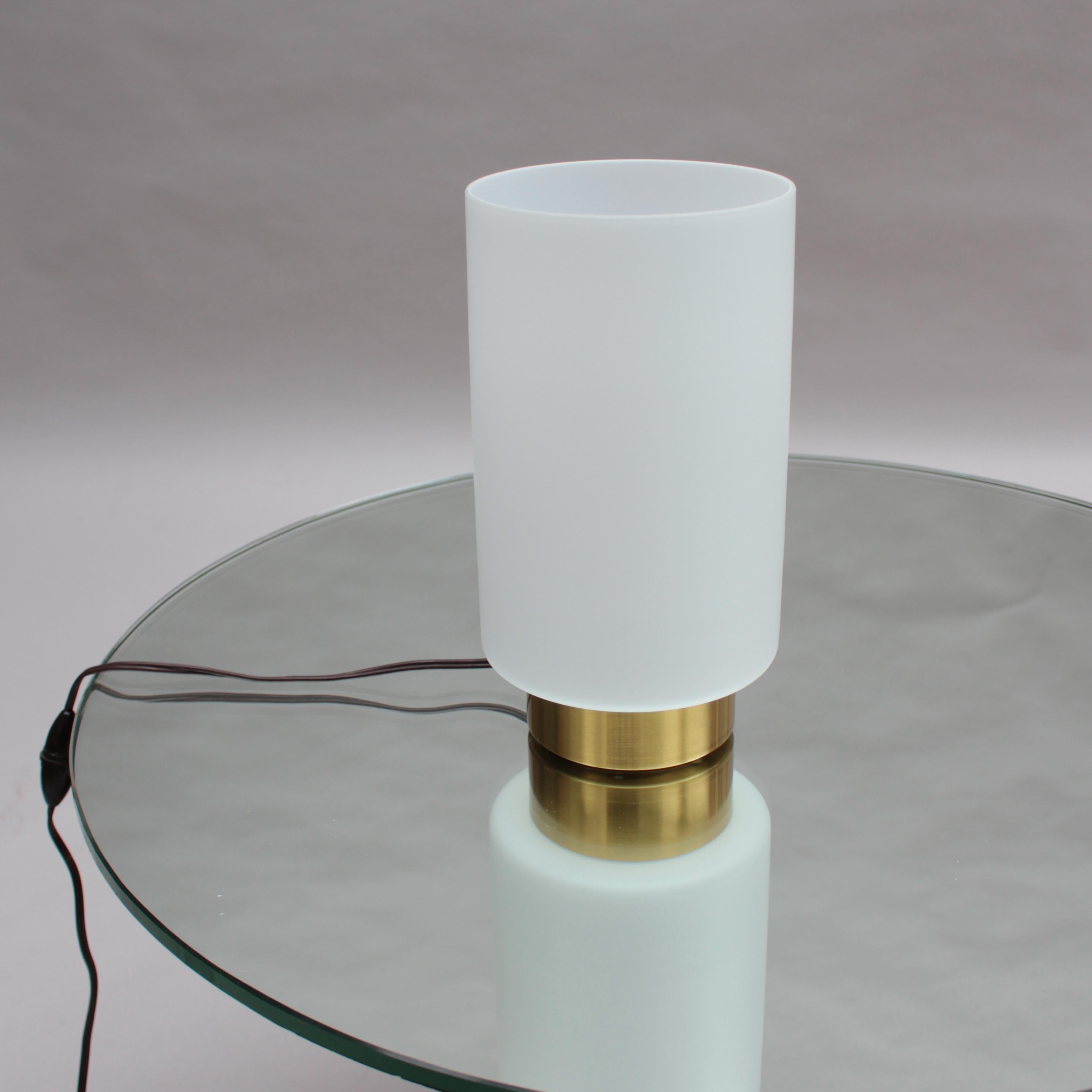 Français Lampe de table française du milieu du siècle dernier en bronze et verre par Perzel en vente