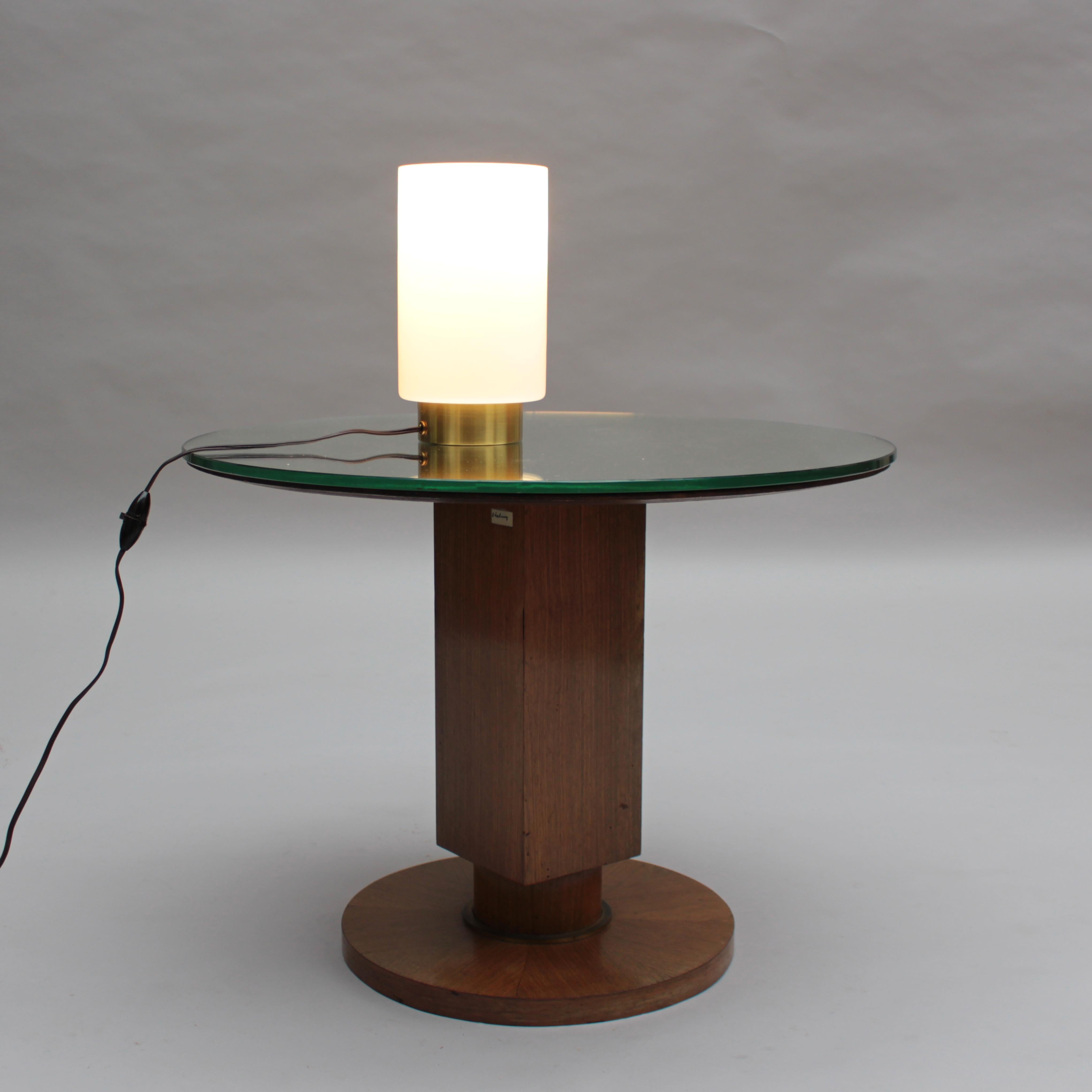 Milieu du XXe siècle Lampe de table française du milieu du siècle dernier en bronze et verre par Perzel en vente