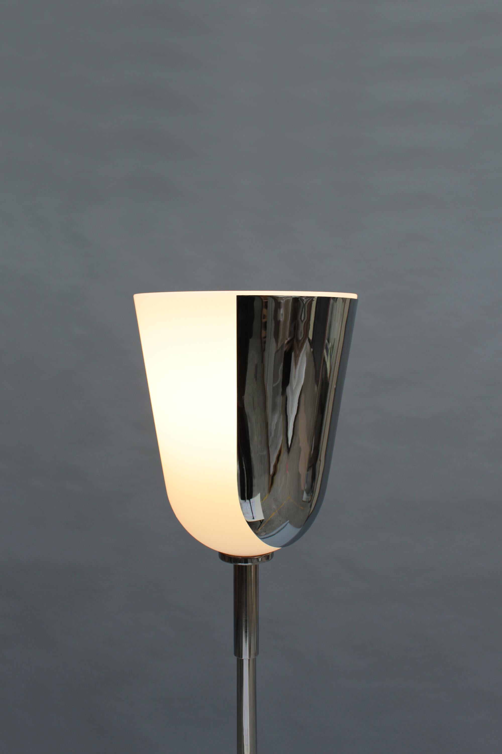 Französische Stehlampe aus Chrom und Glas von Jean Perzel aus der Mitte des Jahrhunderts im Angebot 4