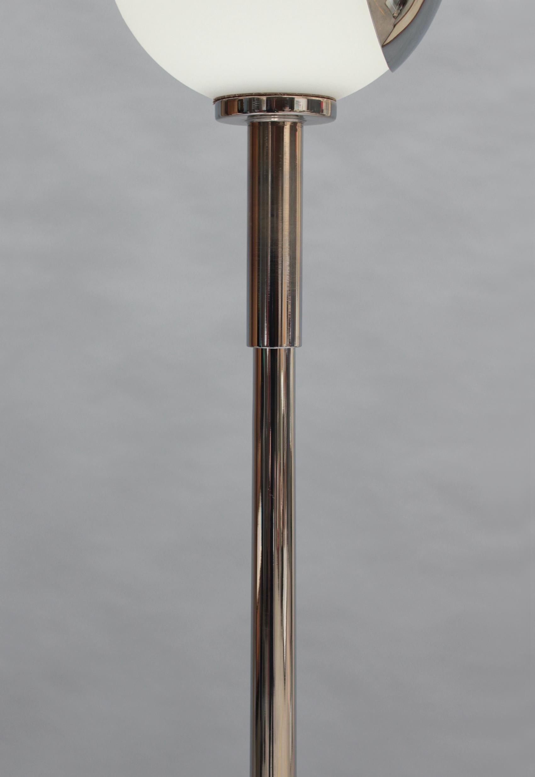 Französische Stehlampe aus Chrom und Glas von Jean Perzel aus der Mitte des Jahrhunderts im Angebot 6