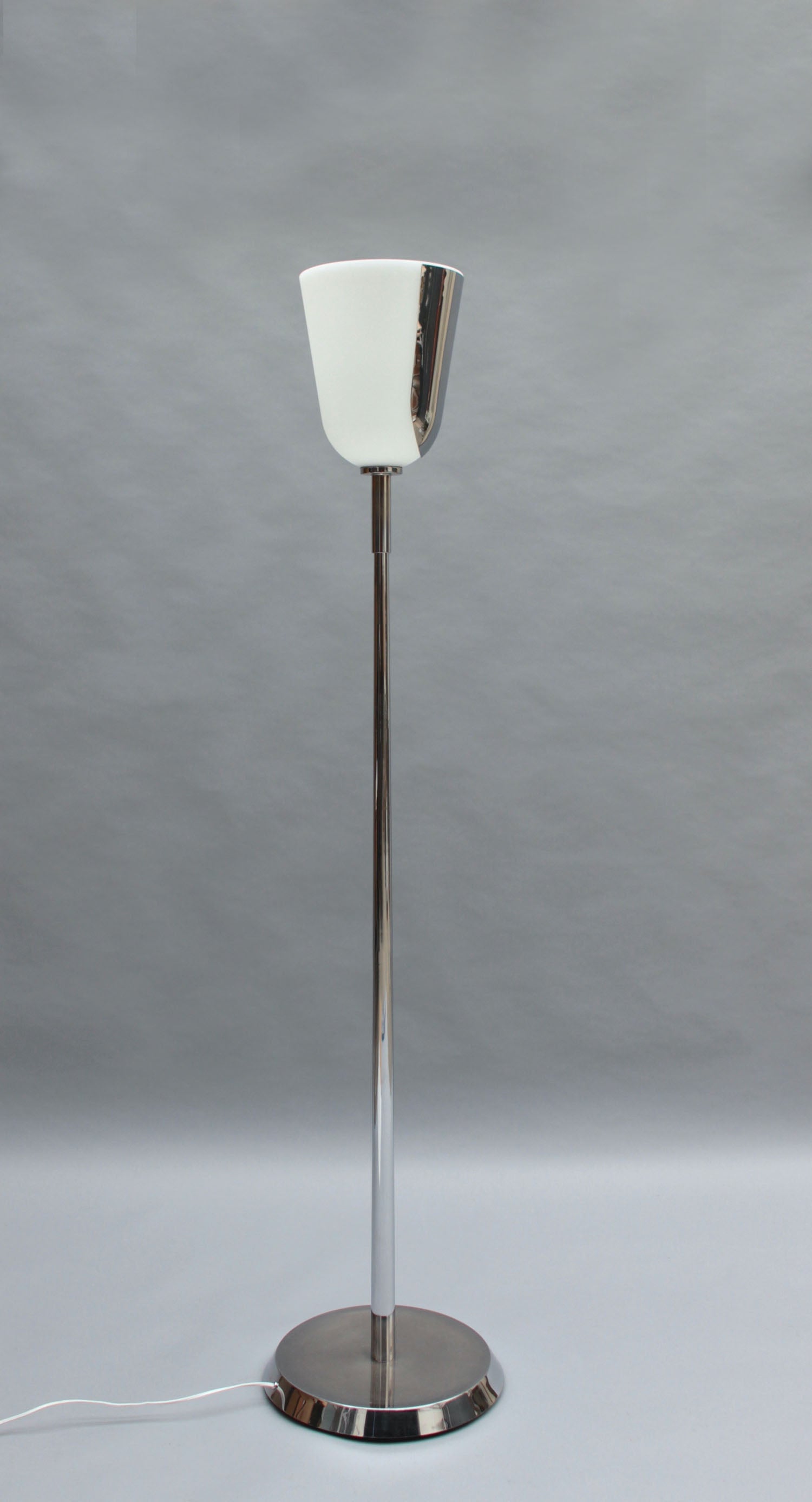 Französische Stehlampe aus Chrom und Glas von Jean Perzel aus der Mitte des Jahrhunderts (Moderne der Mitte des Jahrhunderts) im Angebot