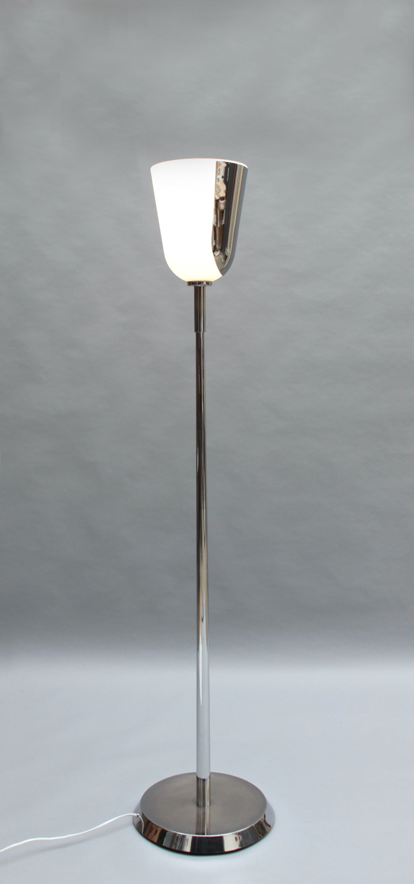 Französische Stehlampe aus Chrom und Glas von Jean Perzel aus der Mitte des Jahrhunderts (Mattiert) im Angebot
