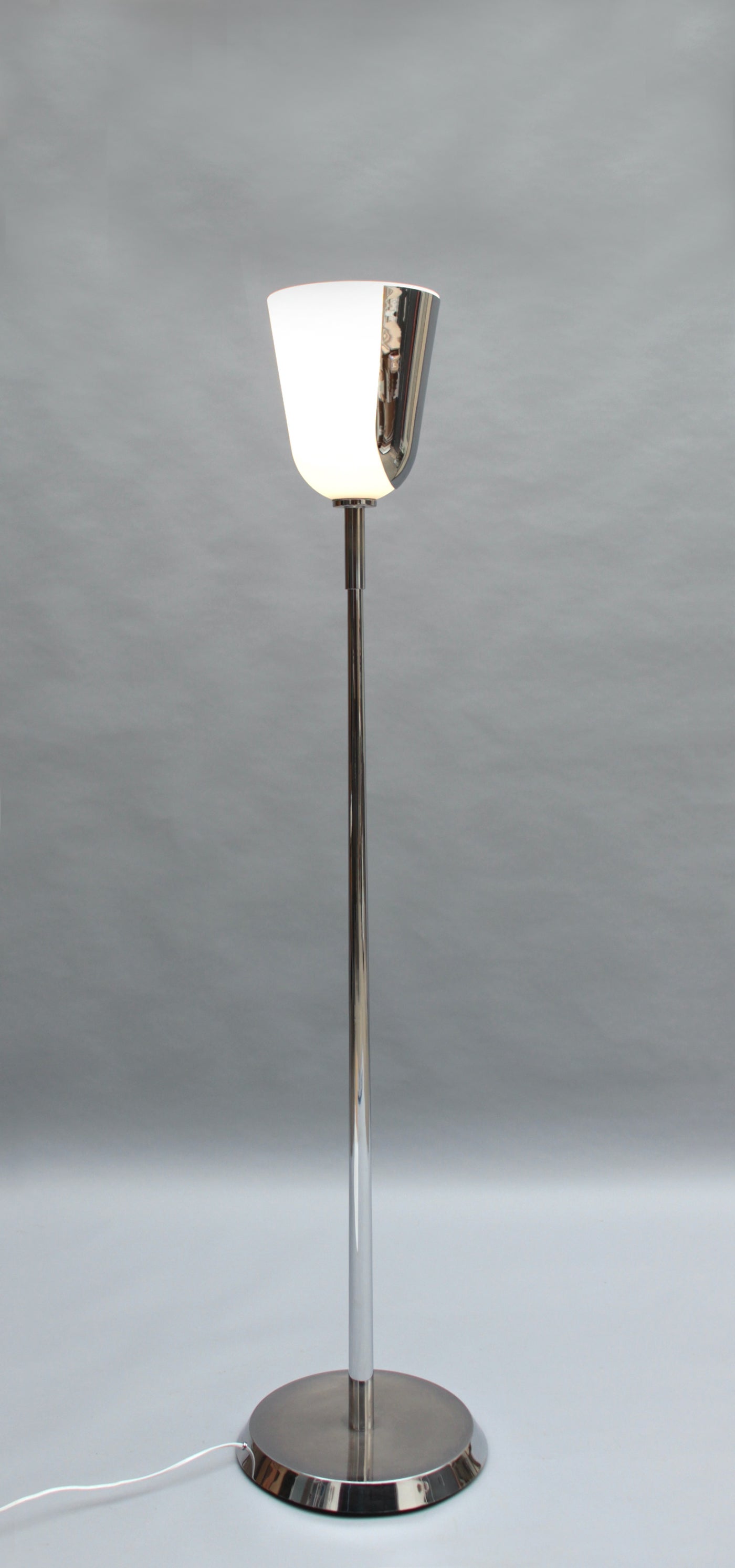 Français Lampadaire français en verre et chrome du milieu du siècle dernier de Jean Perzel en vente