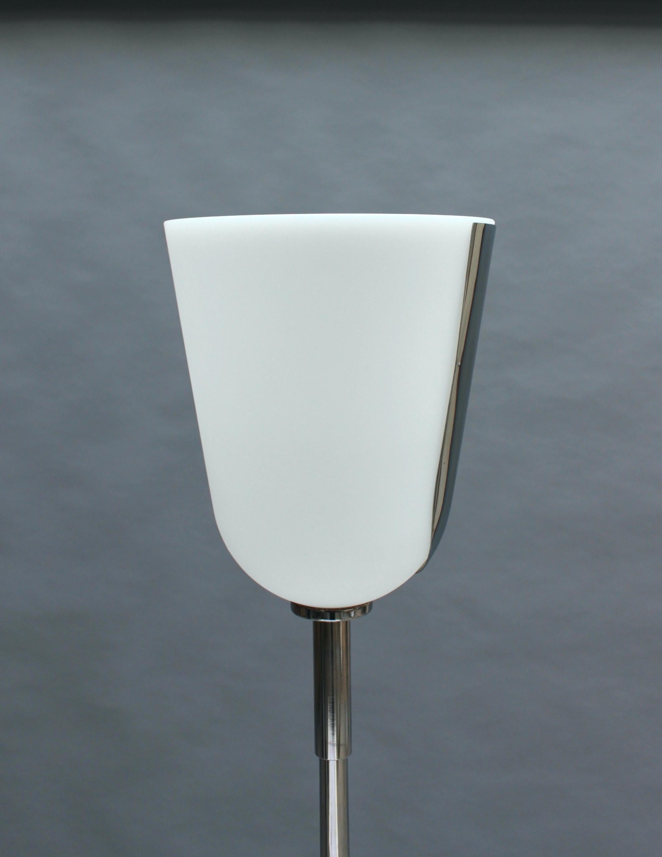 Französische Stehlampe aus Chrom und Glas von Jean Perzel aus der Mitte des Jahrhunderts im Angebot 1