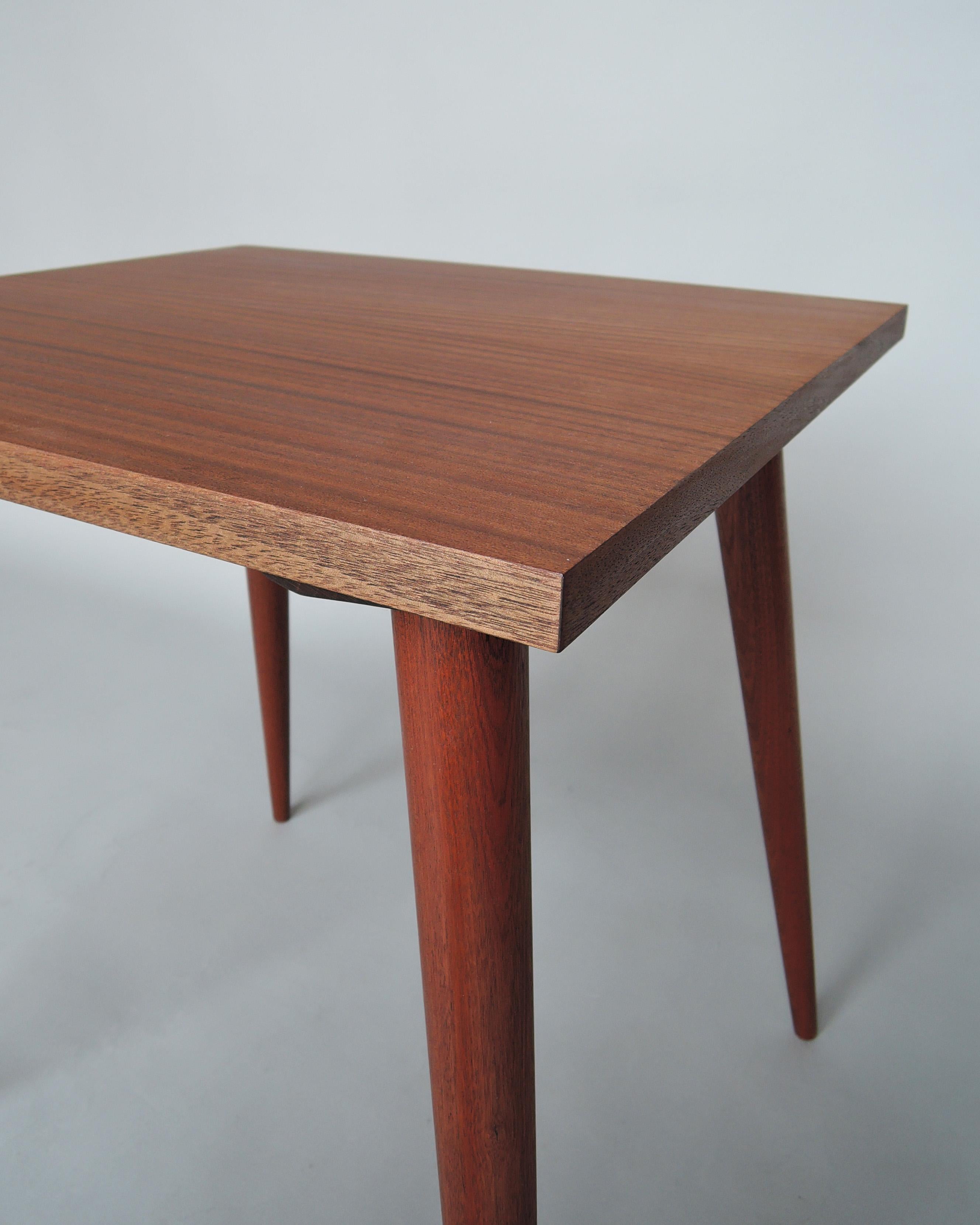 Mesa auxiliar rectangular francesa de mediados de siglo en venta 4