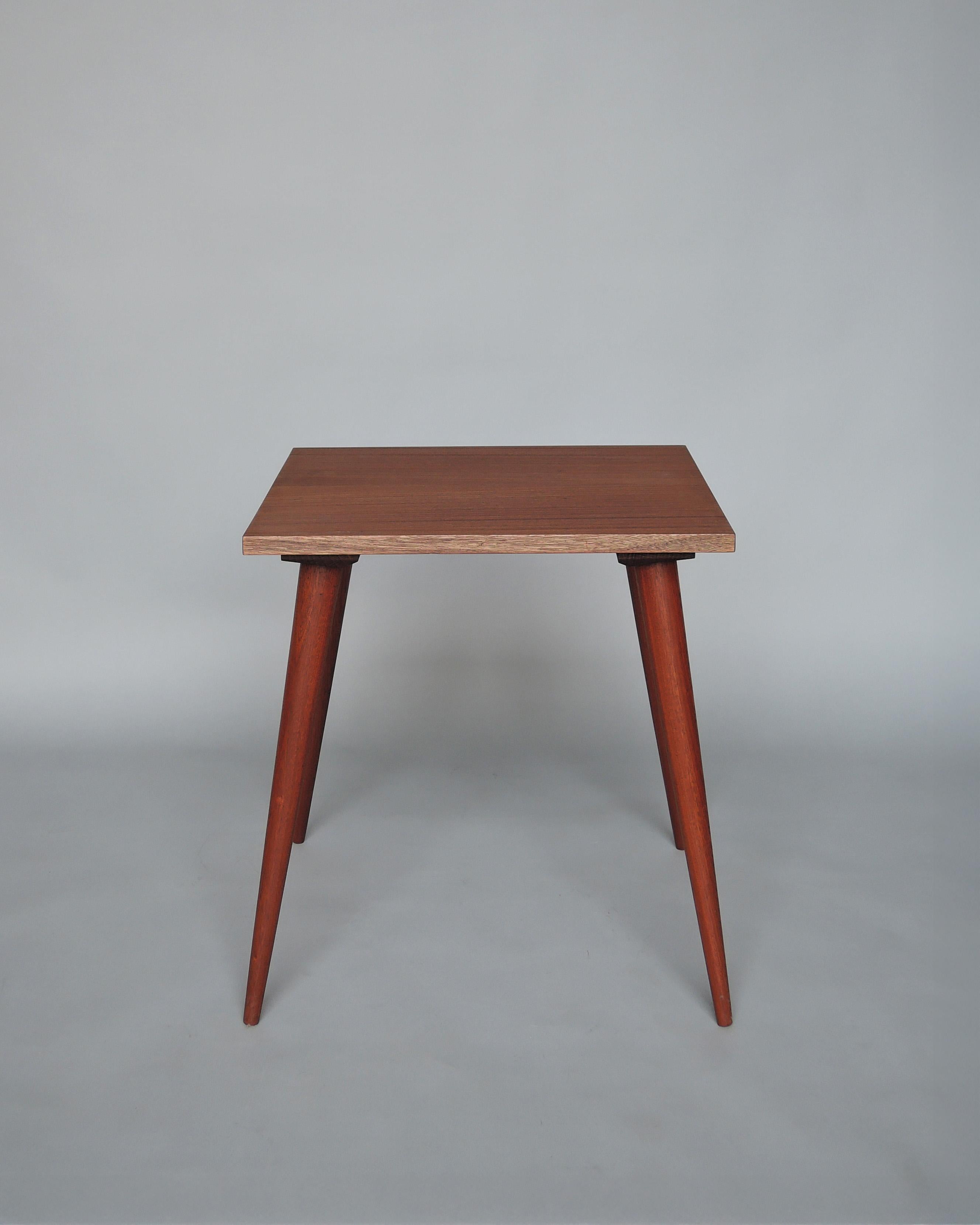 Mesa auxiliar rectangular francesa de mediados de siglo en Bueno estado para la venta en Long Island City, NY